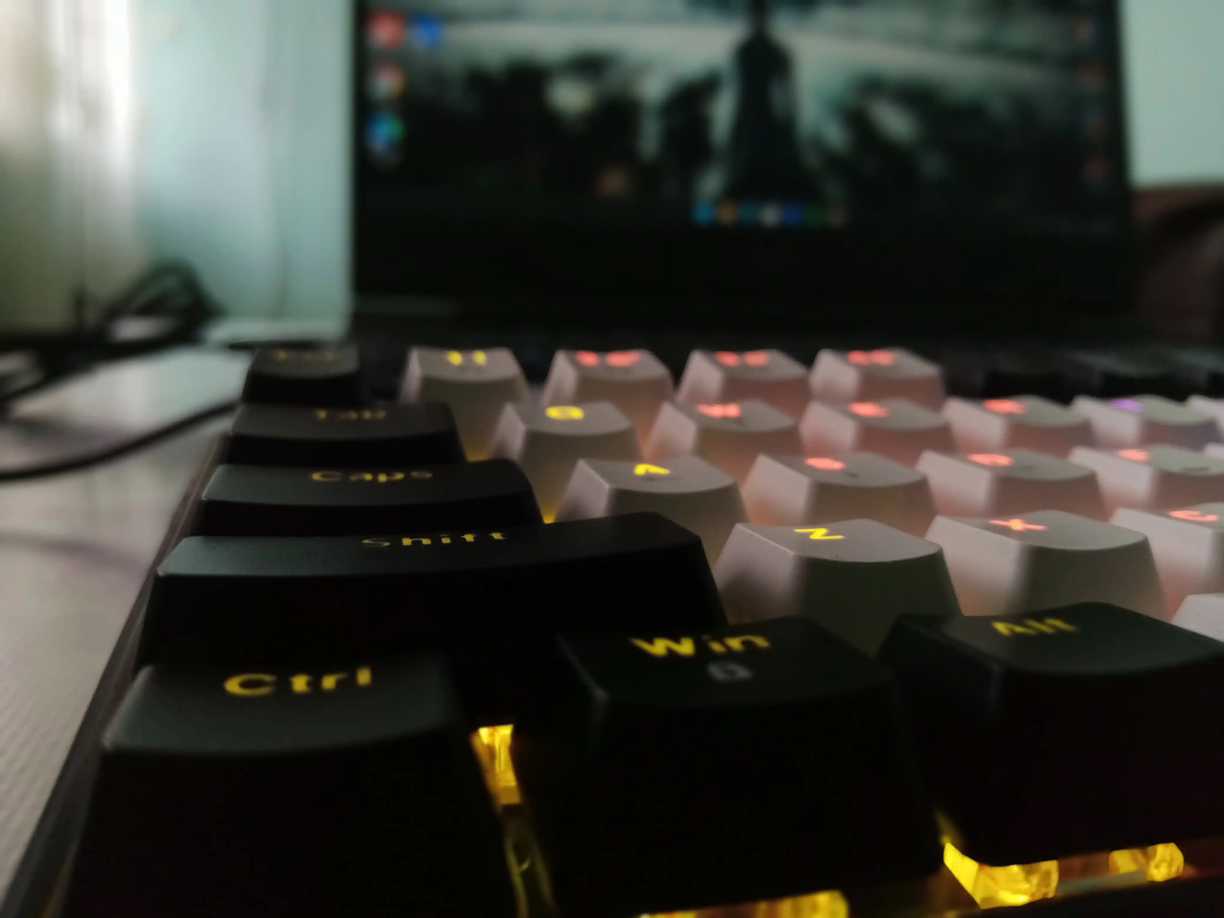 Zifrind Rgb mexanik o‘yin klaviaturasi, 98 ta o‘yin tugmasi va multimedia bilan yoritilgan