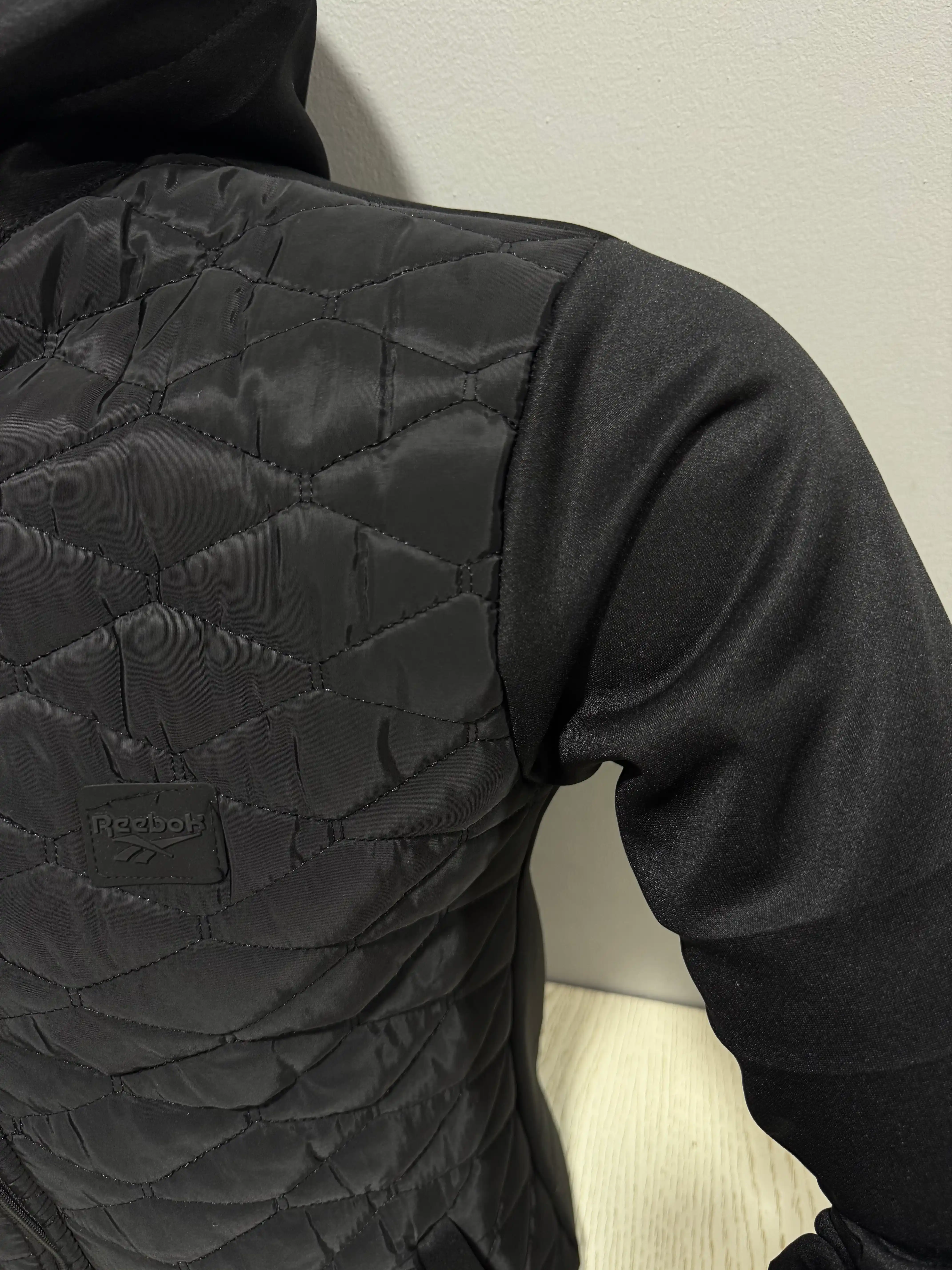 Erkaklar uchun mavsumiy vetrovka, kapyushon bilan nachoslik