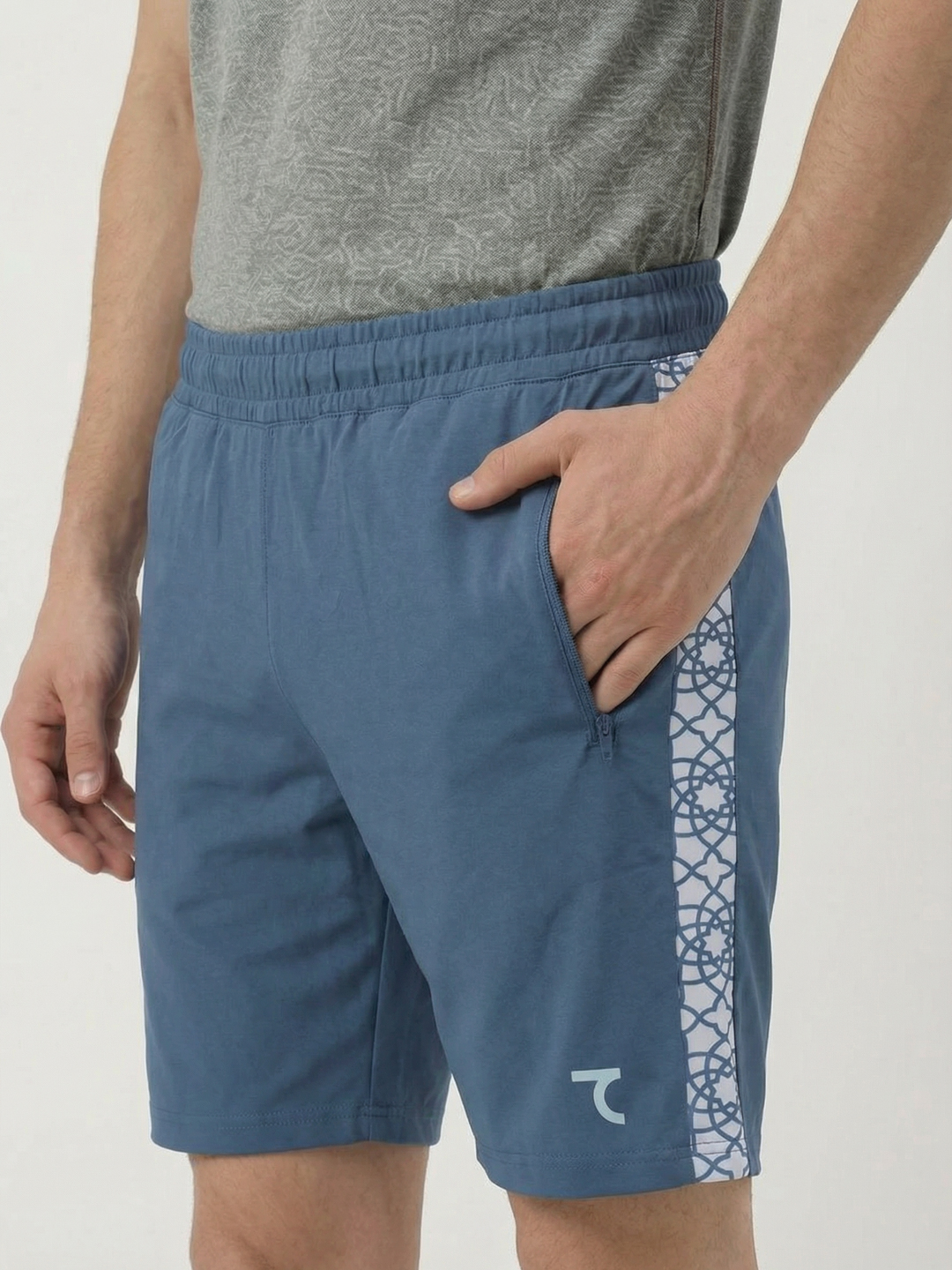 Erkaklar uchun trikotaj shortilar 7SABER nakshli lampasli sport shorti