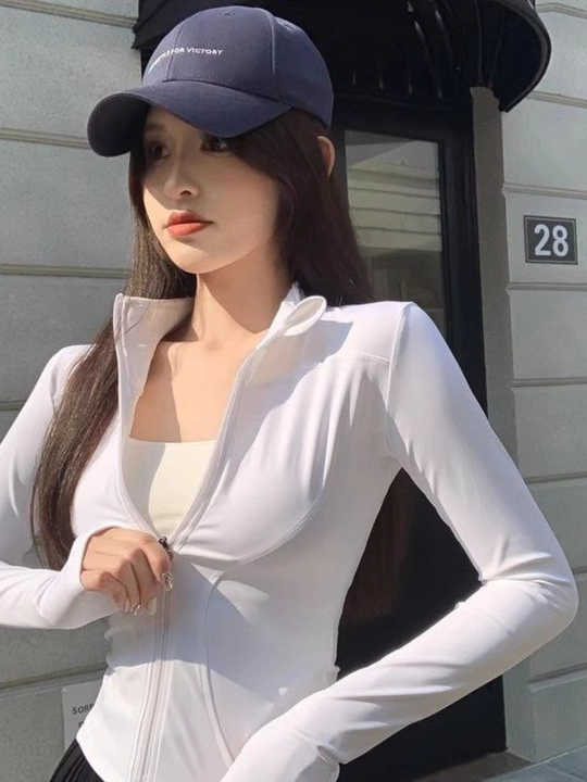 Ayollar uchun sport kostyumi