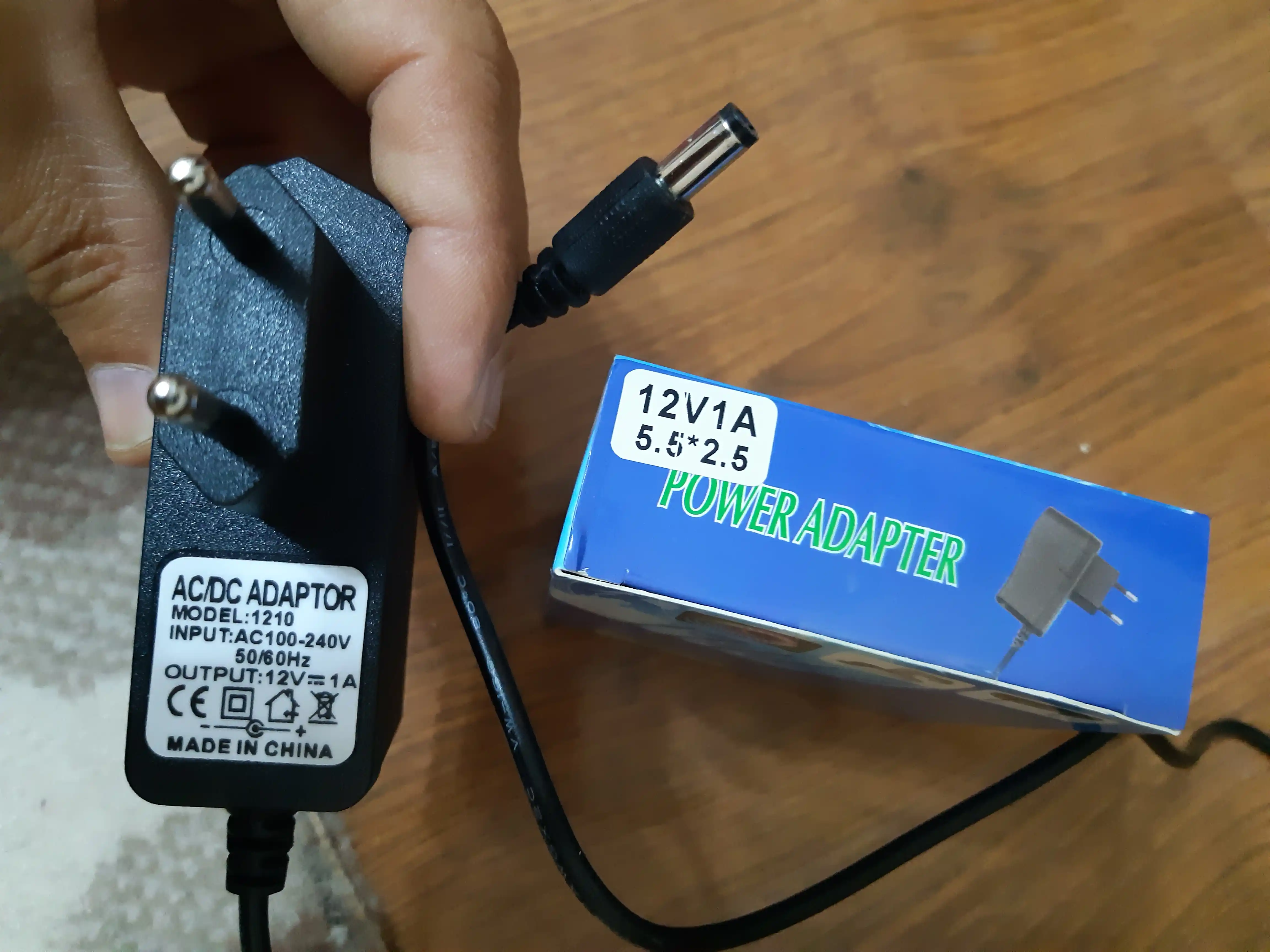 12V/1a AC/DC quvvat adapteri