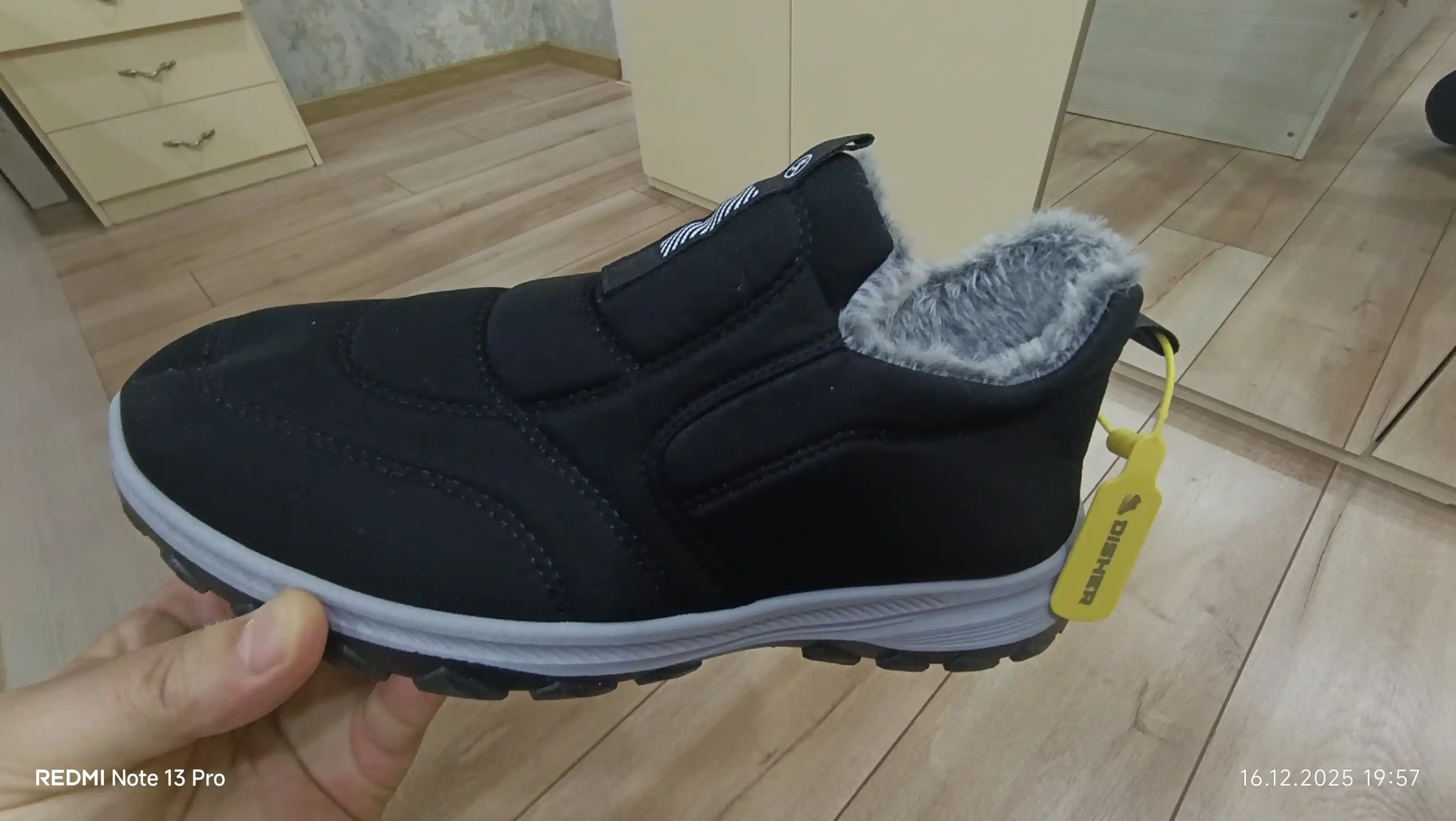 Erkaklar sliponlari DISHER FrostStep, qishki, issiq, 1 o’lcham katta oling