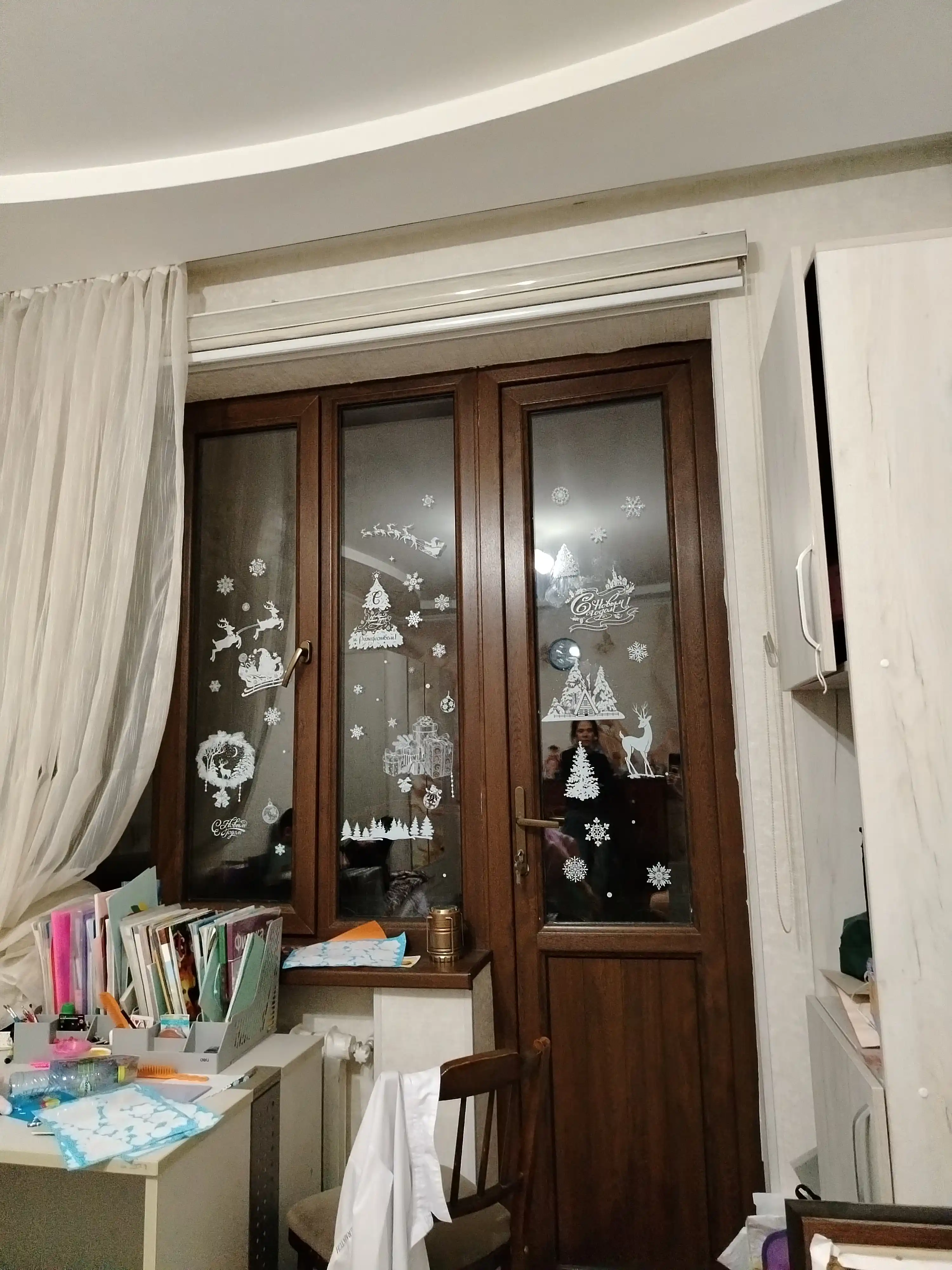 Yangi yil uchun derazaga statik ikki tomonlama nakleykalar to‘plami Ded Moroz, qor parcha