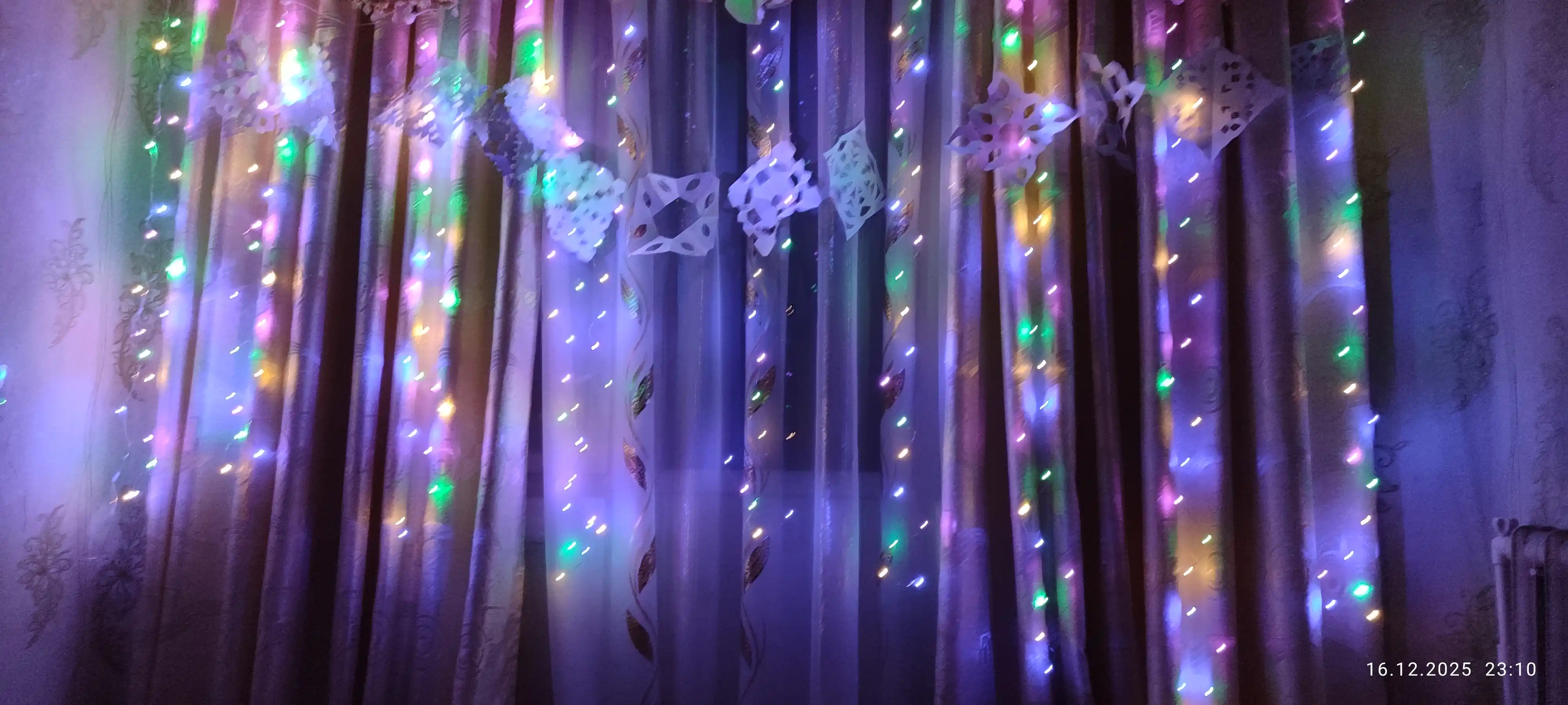 LED girlyanda parda Rosa, 3x3, 3x2, 3x1 m — 8 rejim, pult, 10 ta ilgak, yangi yil uchun