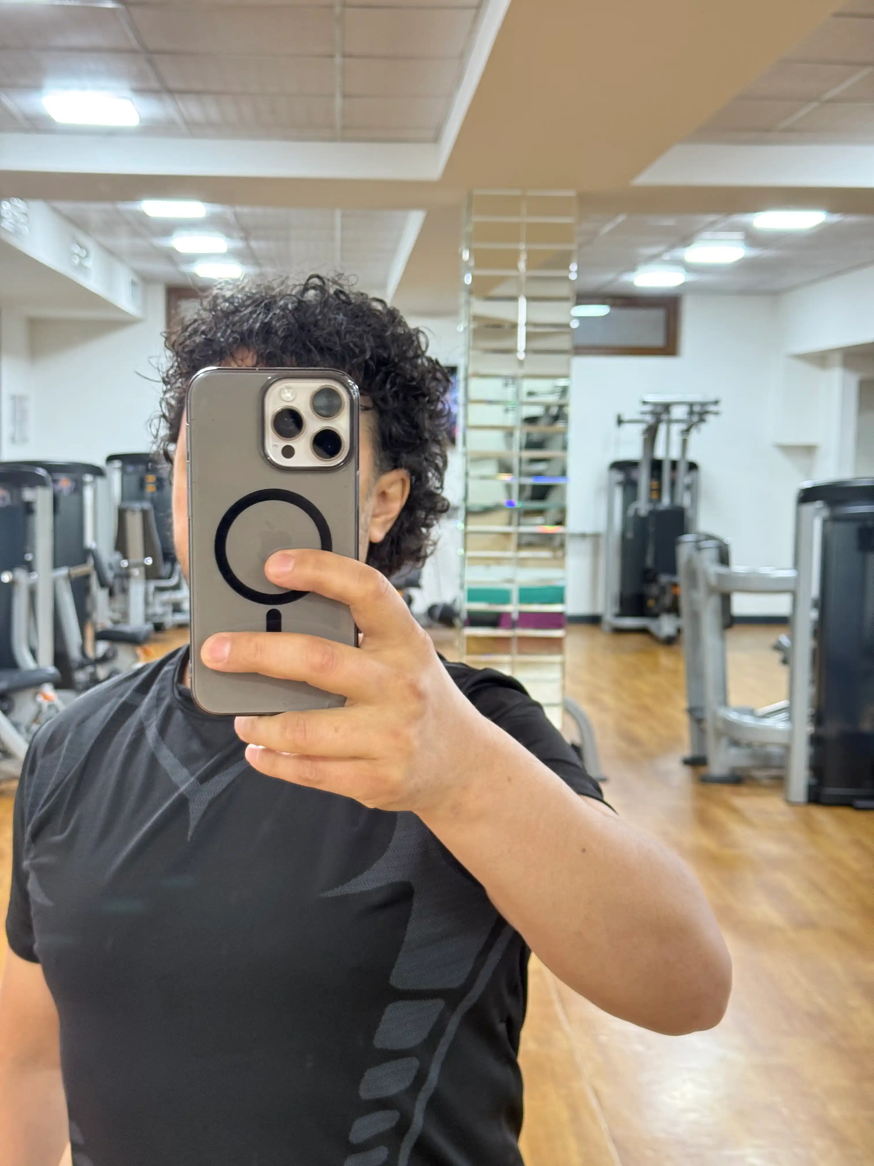 Erkaklar sport kiyim to‘plami — futbolka + shortik + leggins, yugurish va fitnes uchun