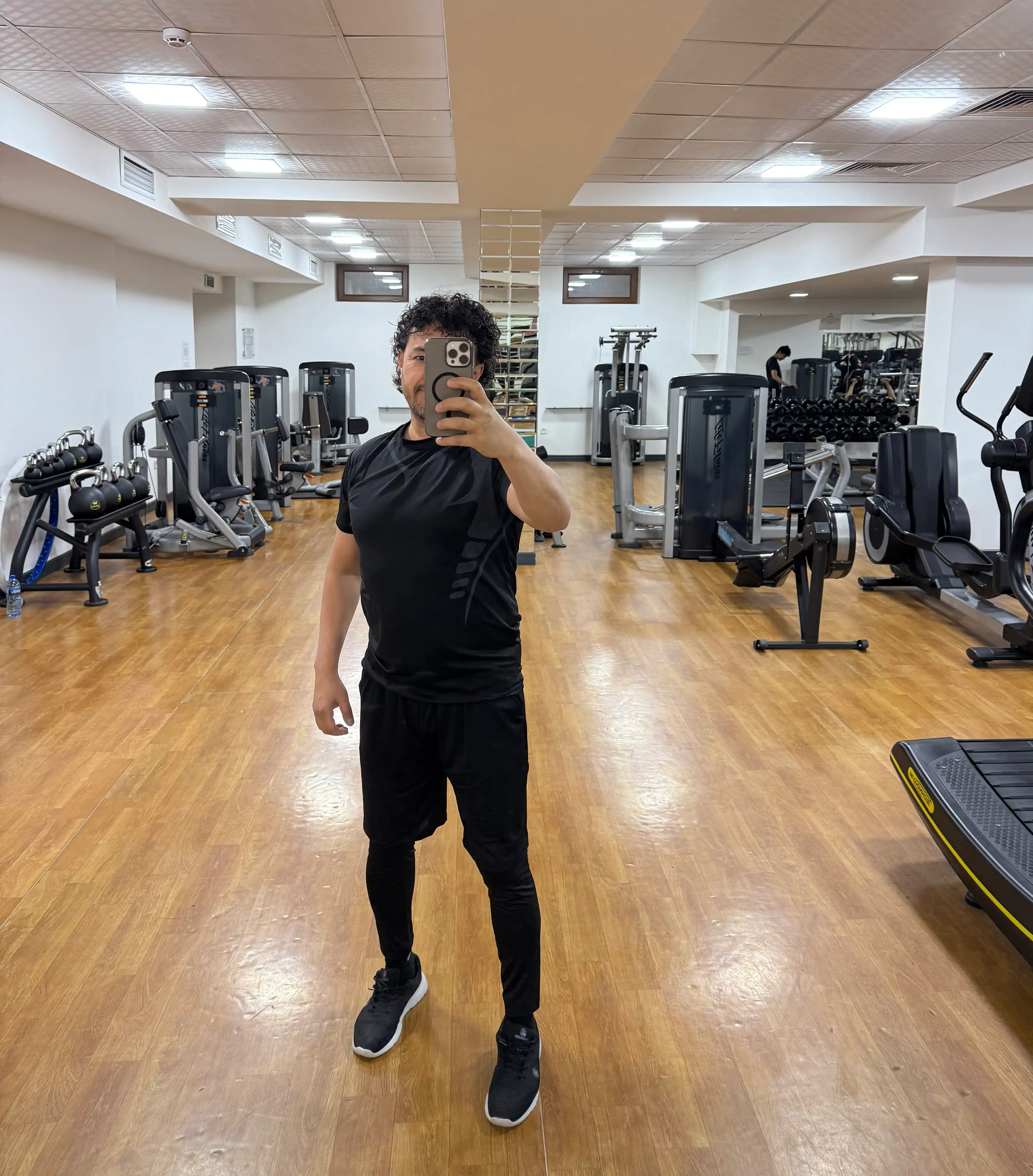 Erkaklar sport kiyim to‘plami — futbolka + shortik + leggins, yugurish va fitnes uchun