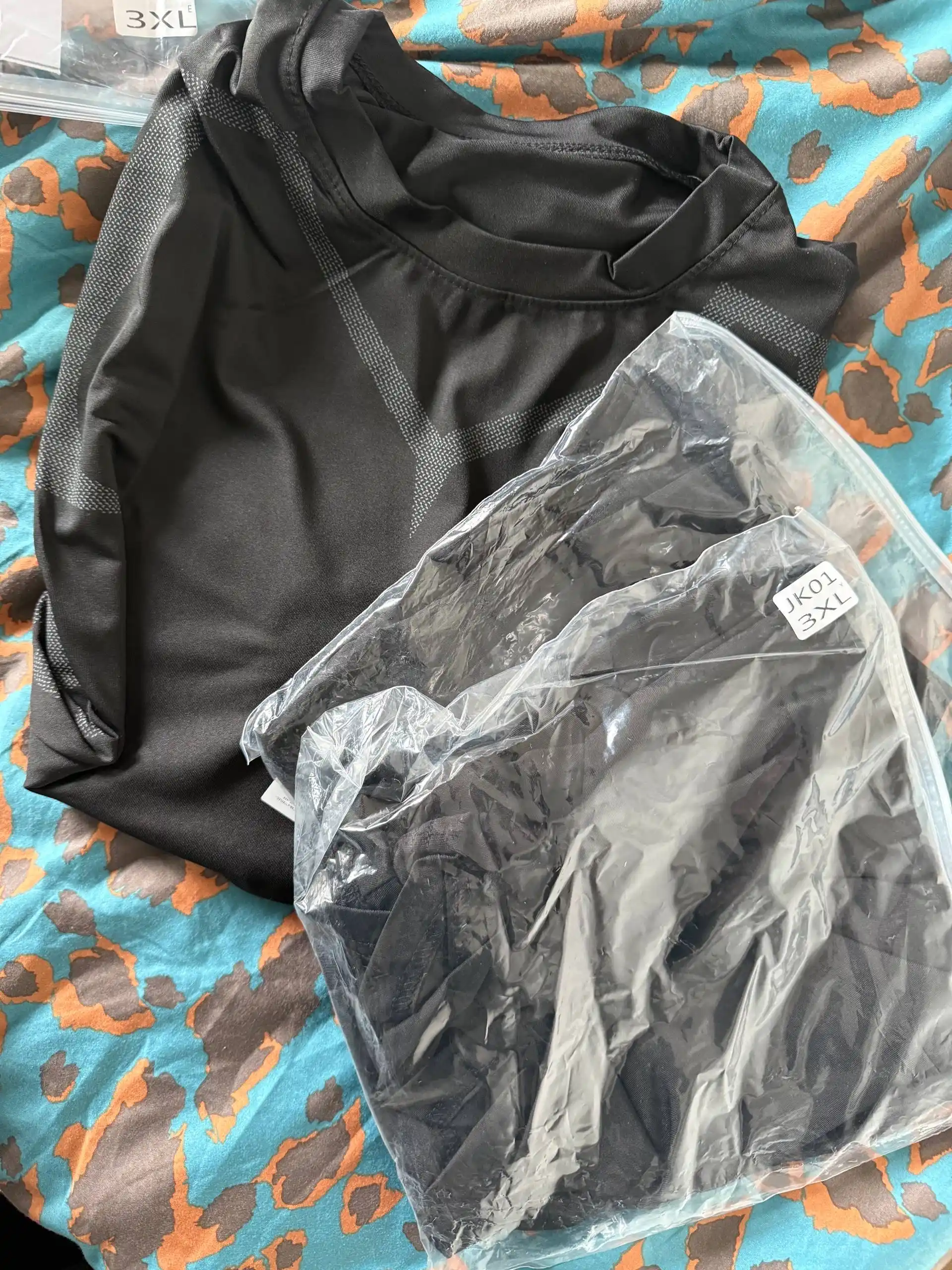 Erkaklar sport kiyim to‘plami — futbolka + shortik + leggins, yugurish va fitnes uchun