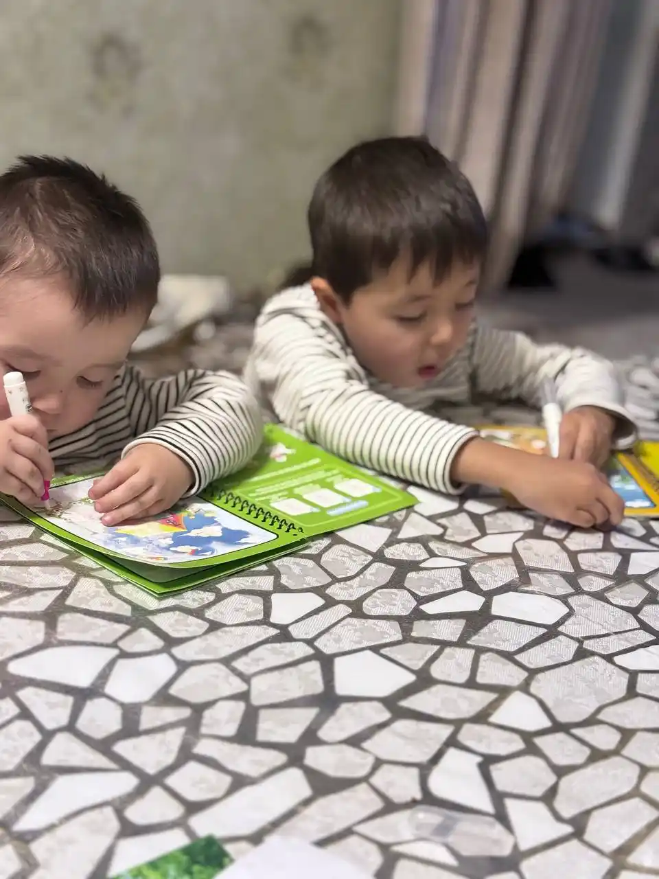 Sehrli yozuv daftari ingliz va 4 xil tilida, qayta foydalaniladigan, arab, ingliz, o'zbek