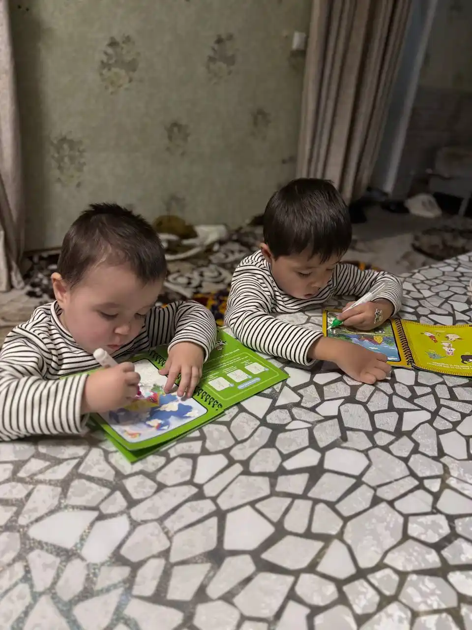 Sehrli yozuv daftari ingliz va 4 xil tilida, qayta foydalaniladigan, arab, ingliz, o'zbek