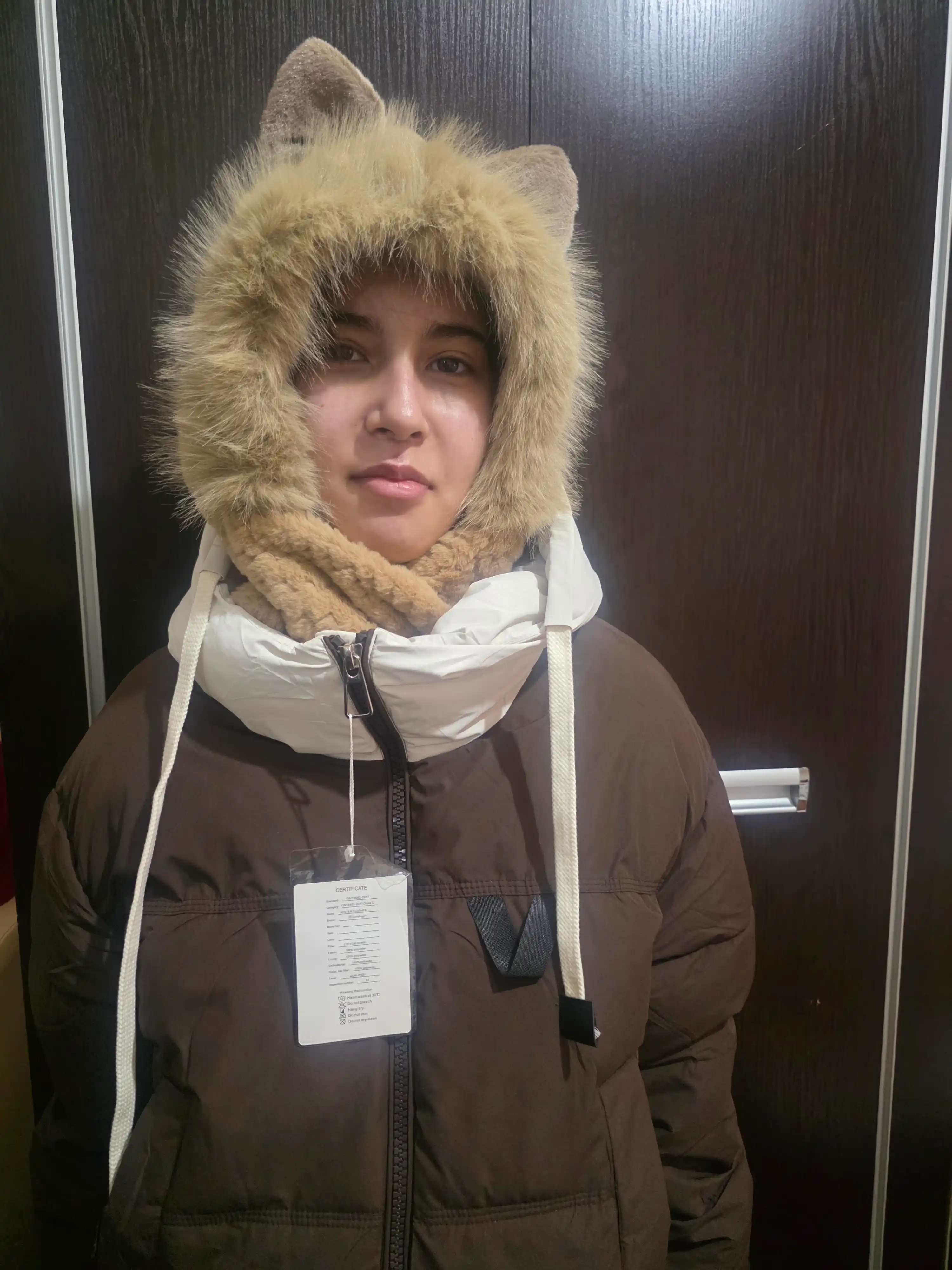 Ayollar kurtkasi, qishki, qalpoqli va pastki qismi rangli