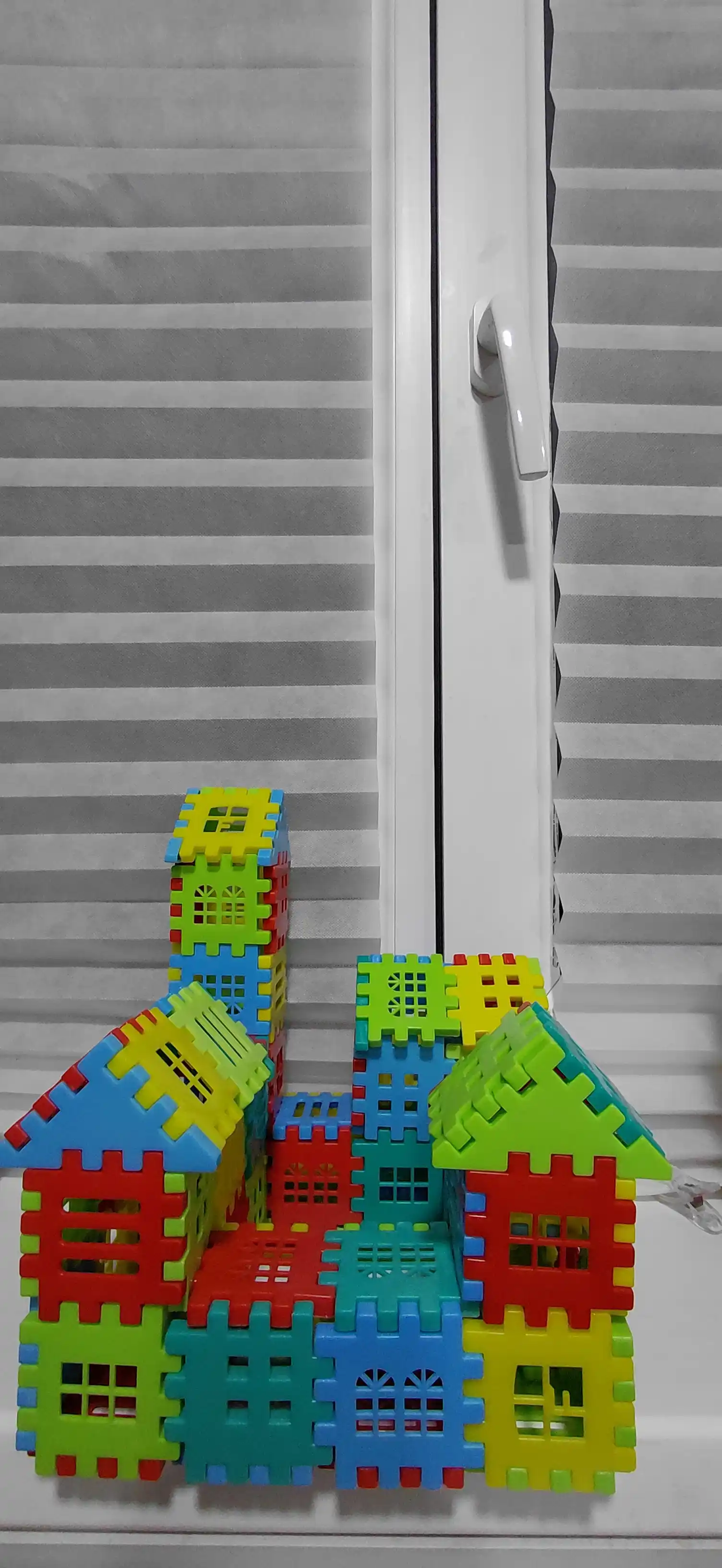 Qopchali LegoZavr konstruktorlari o‘yinchoqlar to‘plami bilan