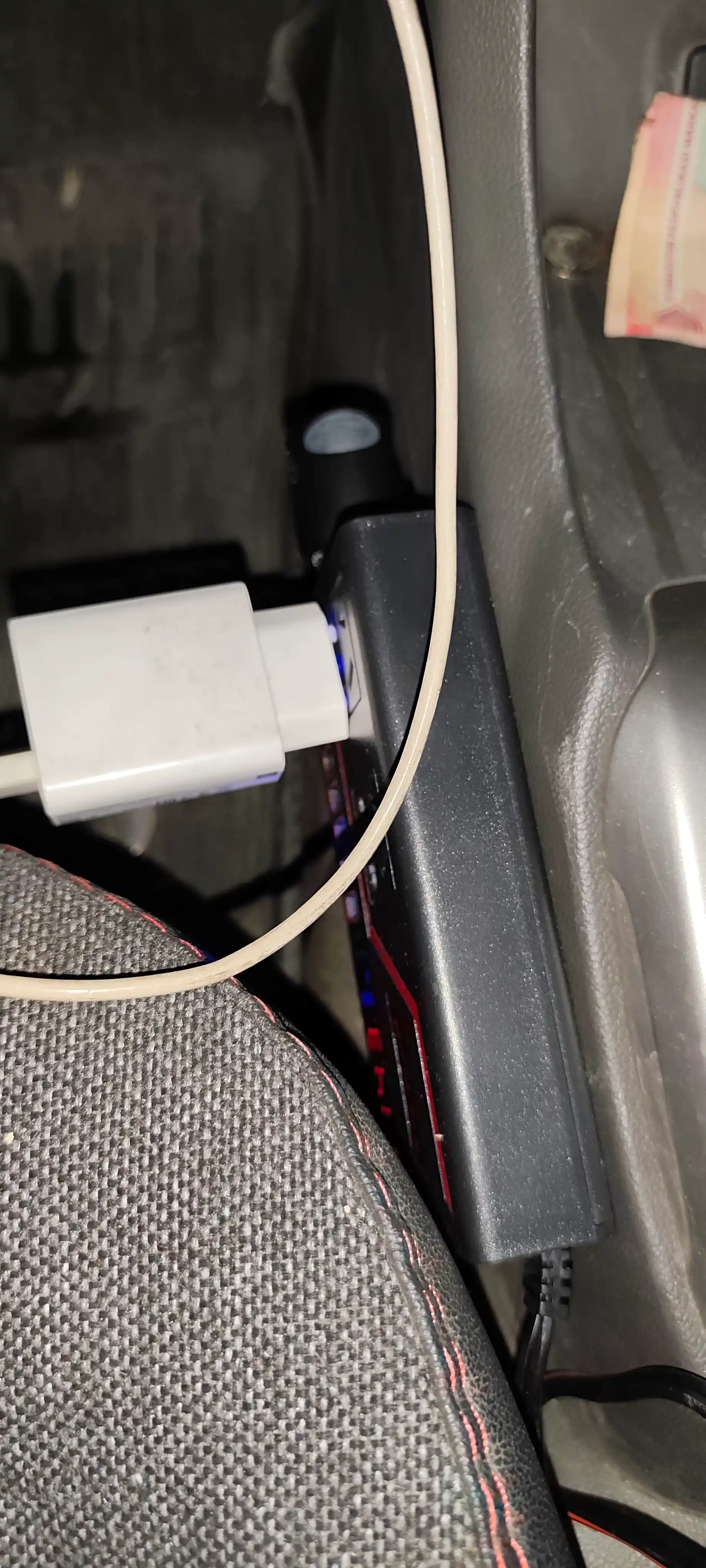 Avtomobil invertori 12V/24V → 220V — tez quvvatlovchi (yuk va yengil avtomobillar uchun)