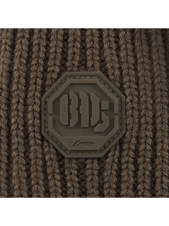 Li-Ning BADFIVE — ko‘pikli beanie shapka, katta “B” belgisi bilan, ko‘cha uslubi