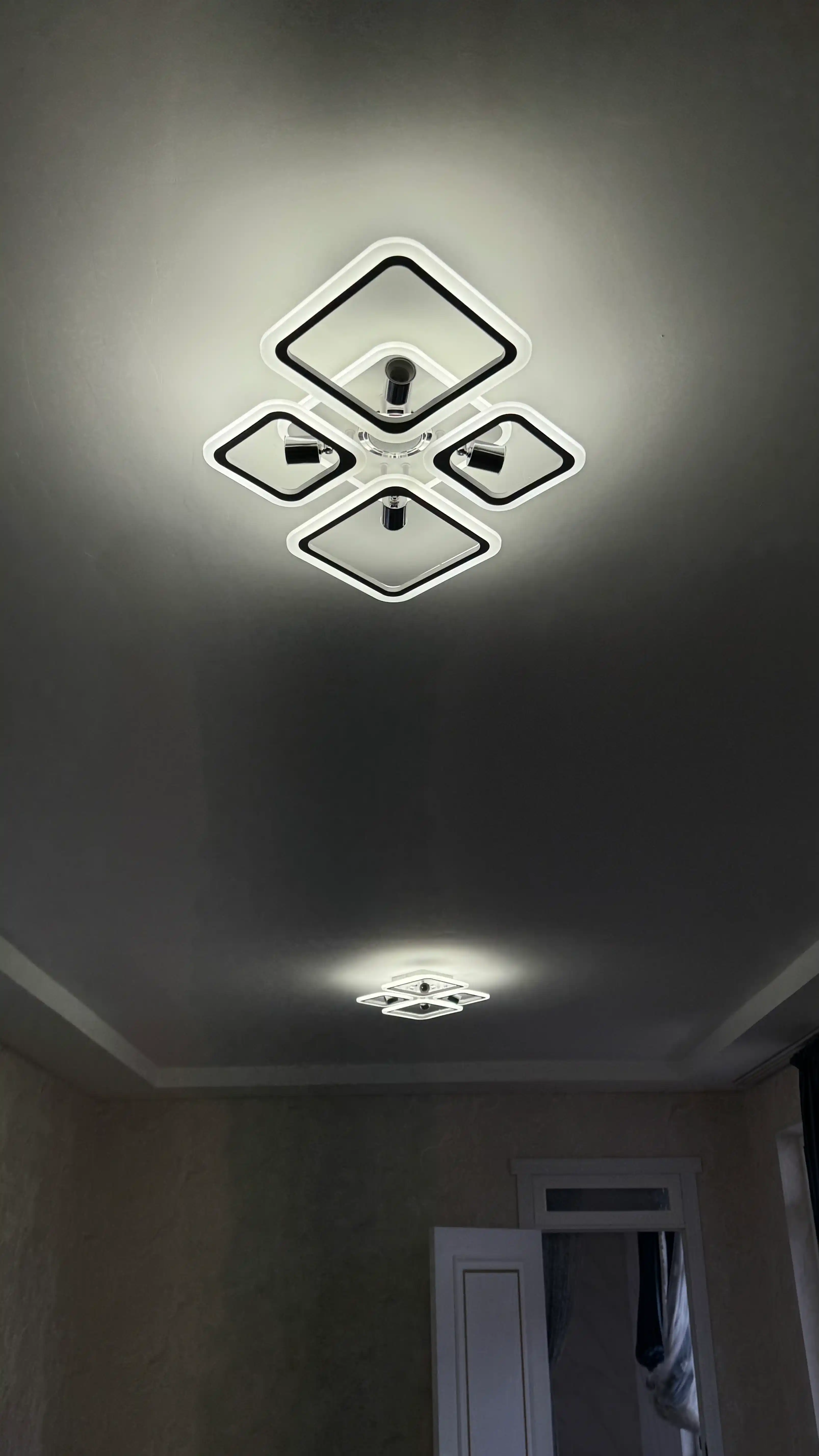 Люстра потолочная LED колонкой с пультом, 3 режима освещения, для спальни, зала и кухни