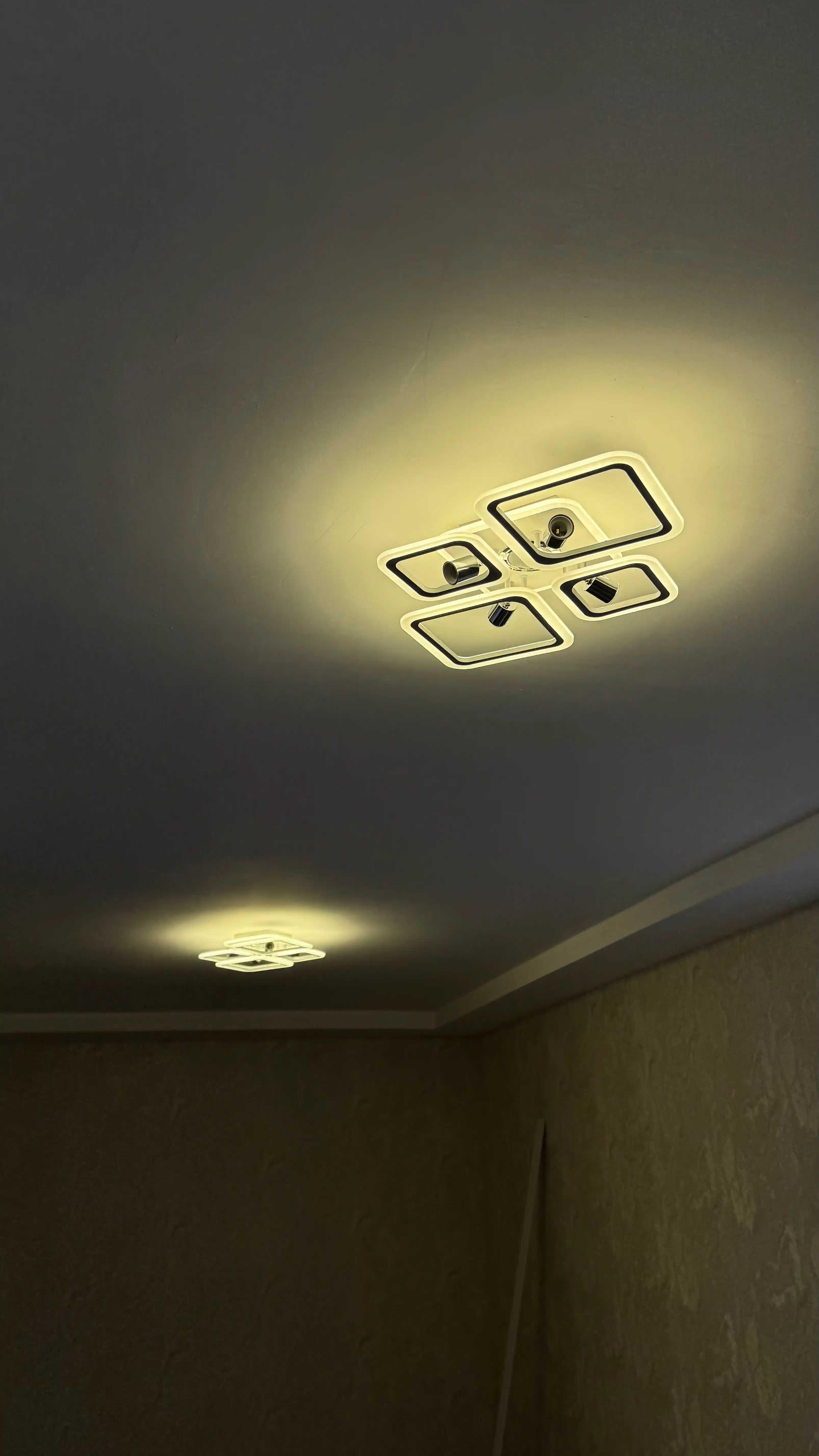 Люстра потолочная LED колонкой с пультом, 3 режима освещения, для спальни, зала и кухни