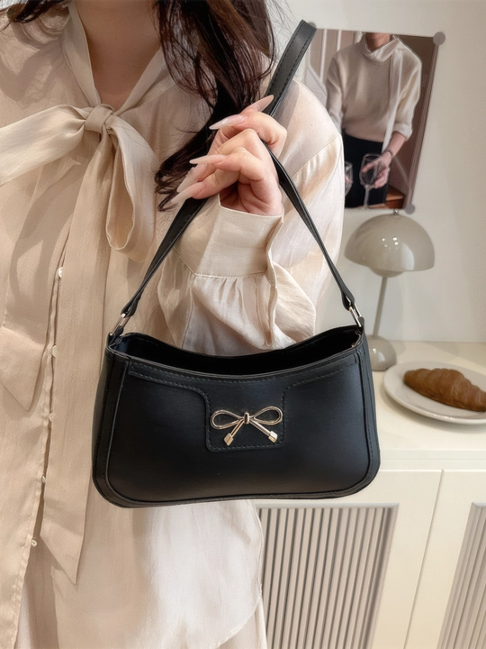 Ayollar uchun mini sumka, qora, yelka orqali taqiladigan, dekorativ bantikli crossbody