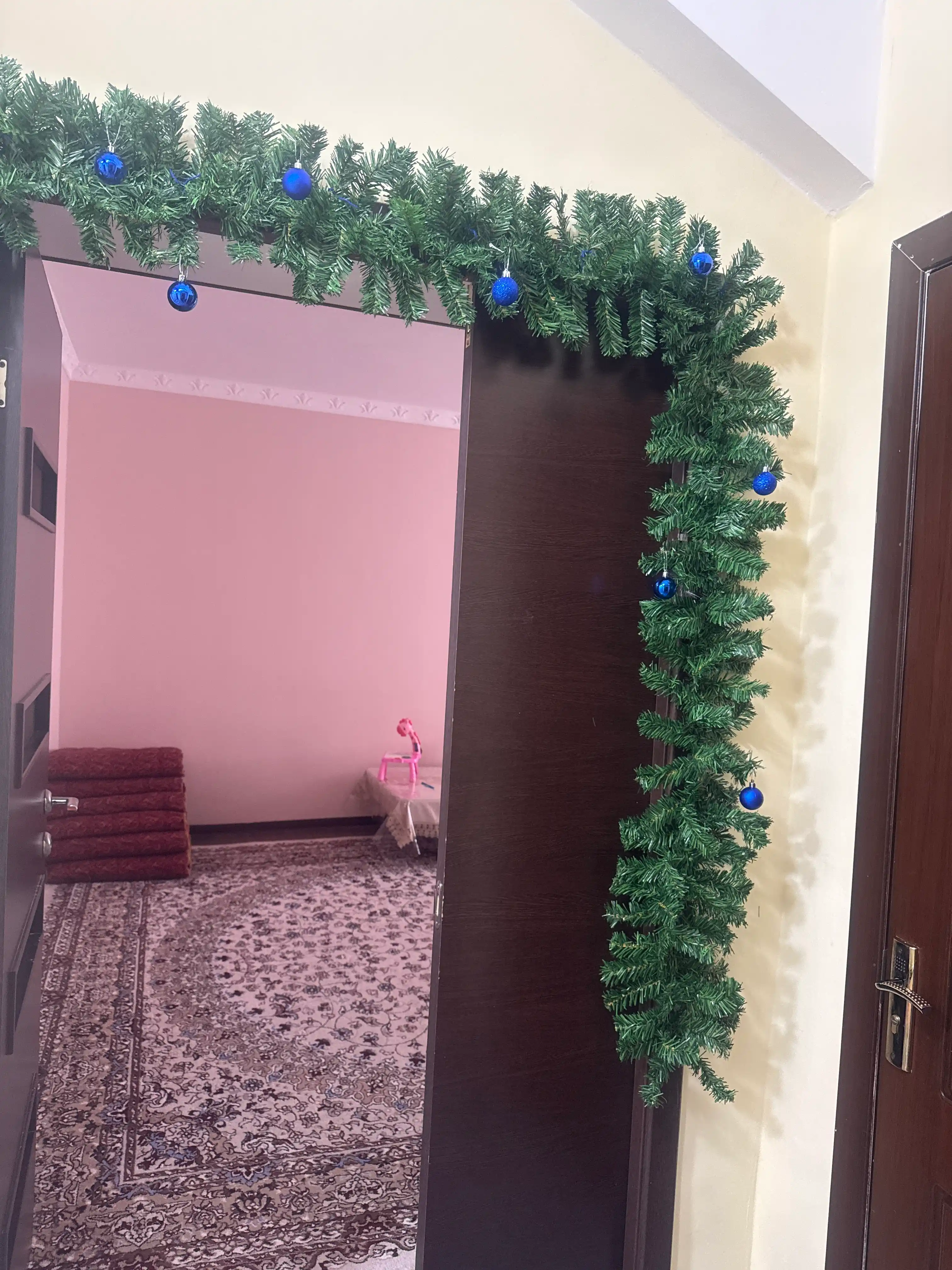 Archa ignabargli gulchambar, yangi yil panjasi, eshik, devorga bezak