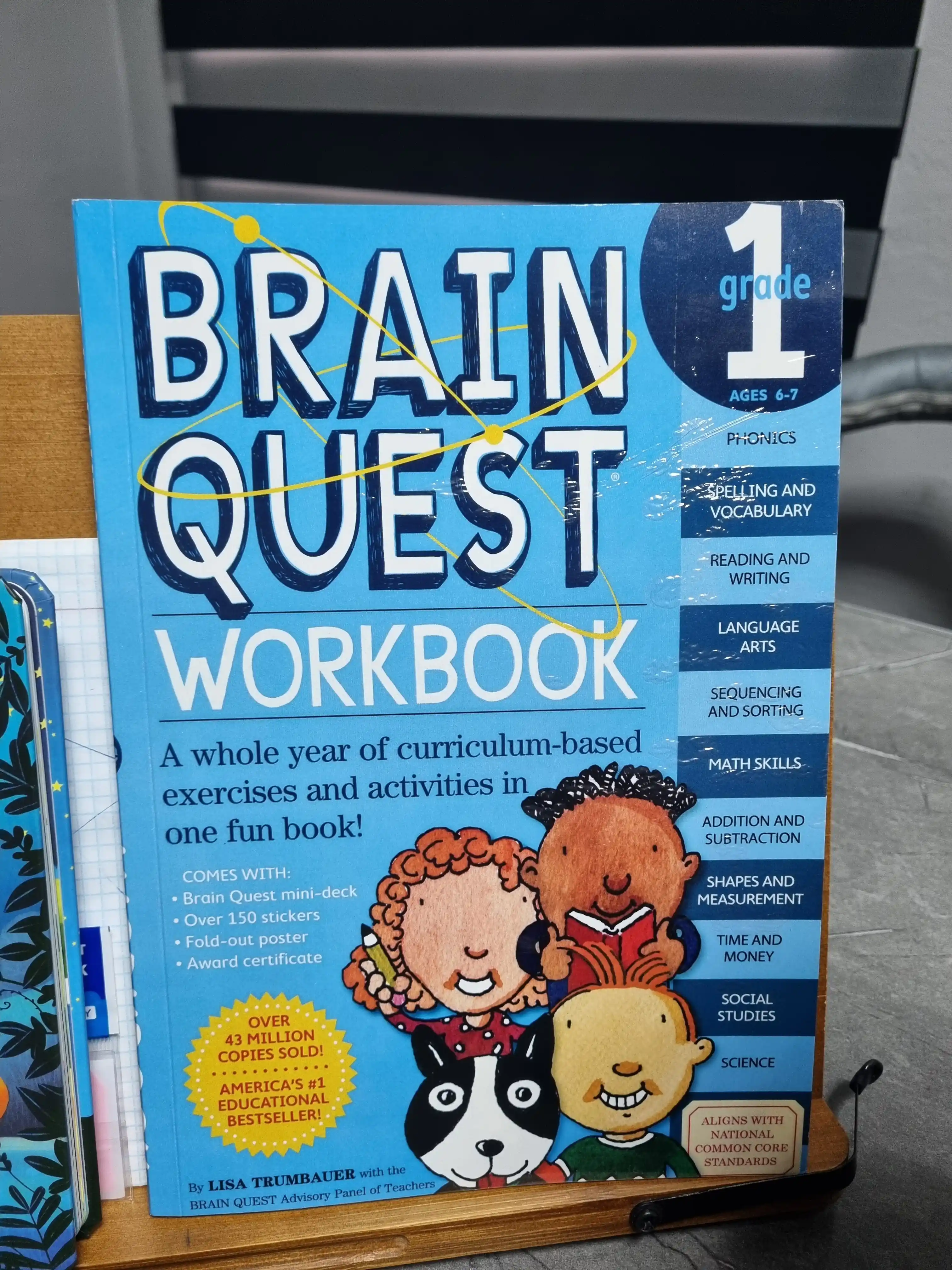 Usborne Busy Book, fetrdan tayyorlangan bizibord-kitob - kichkintoylar uchun taktil rivojlantiruvchi kitob