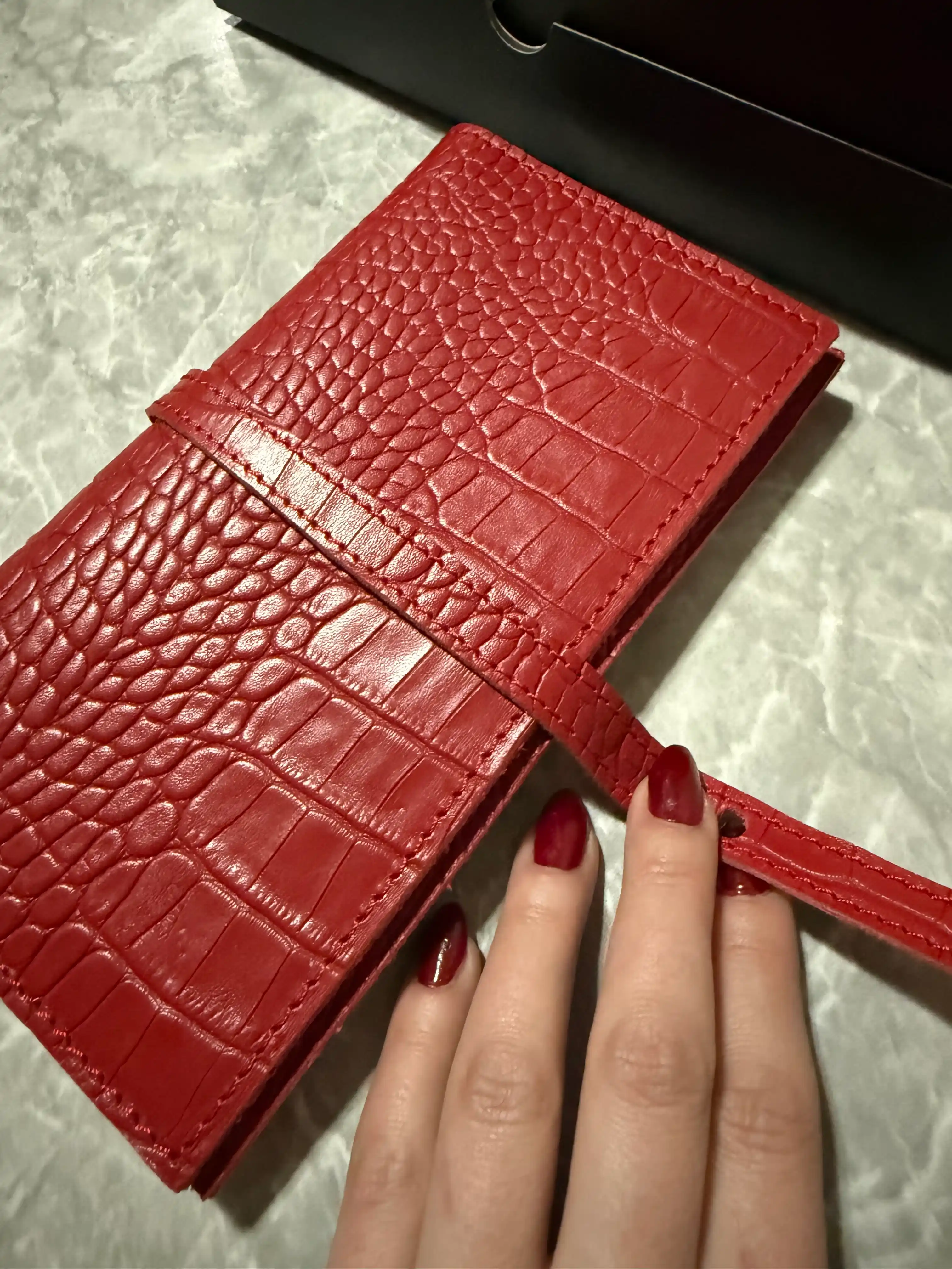 Ayollar portmone Charme Black Gator, tabiiy charmdan