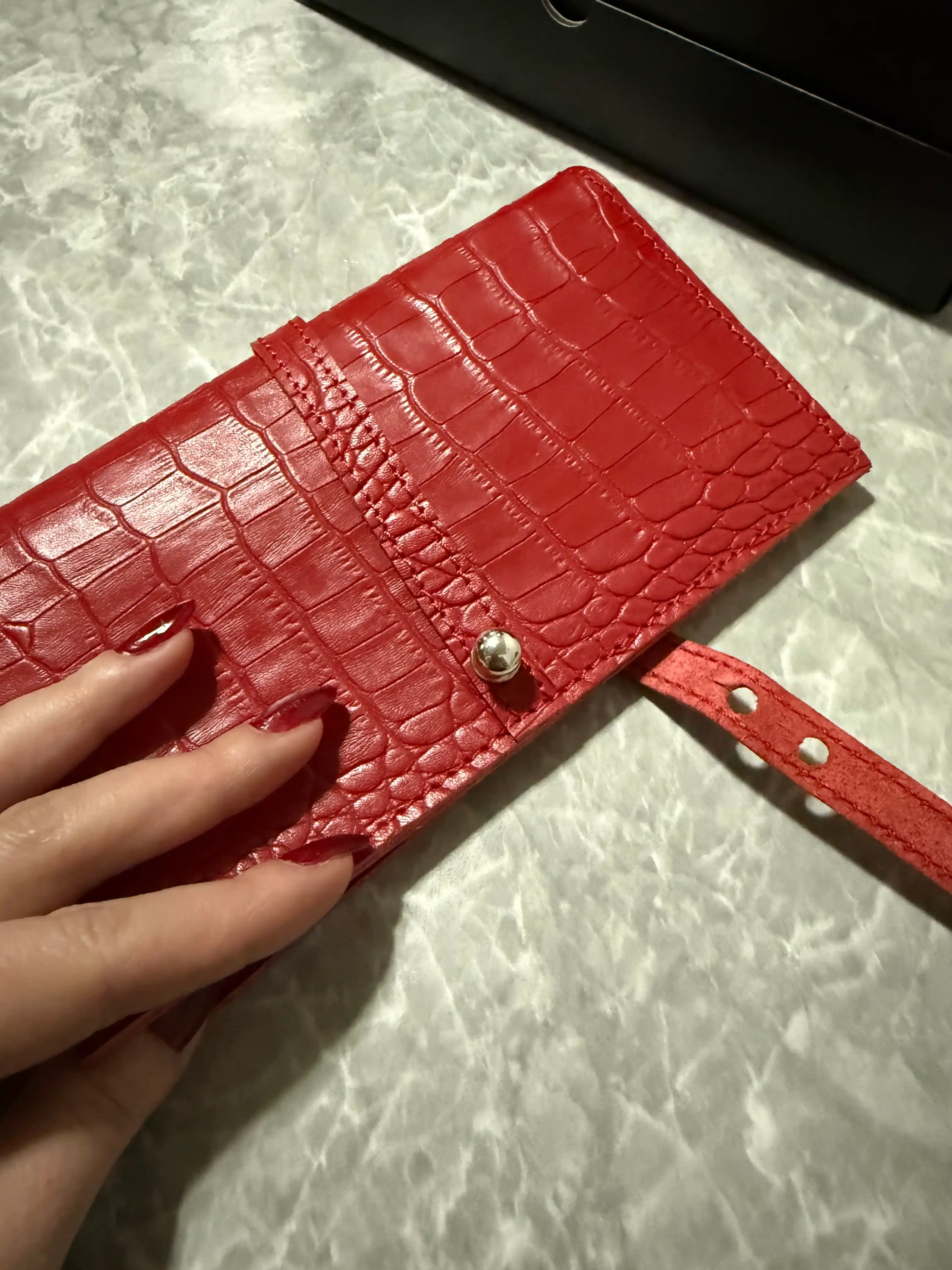 Ayollar portmone Charme Black Gator, tabiiy charmdan