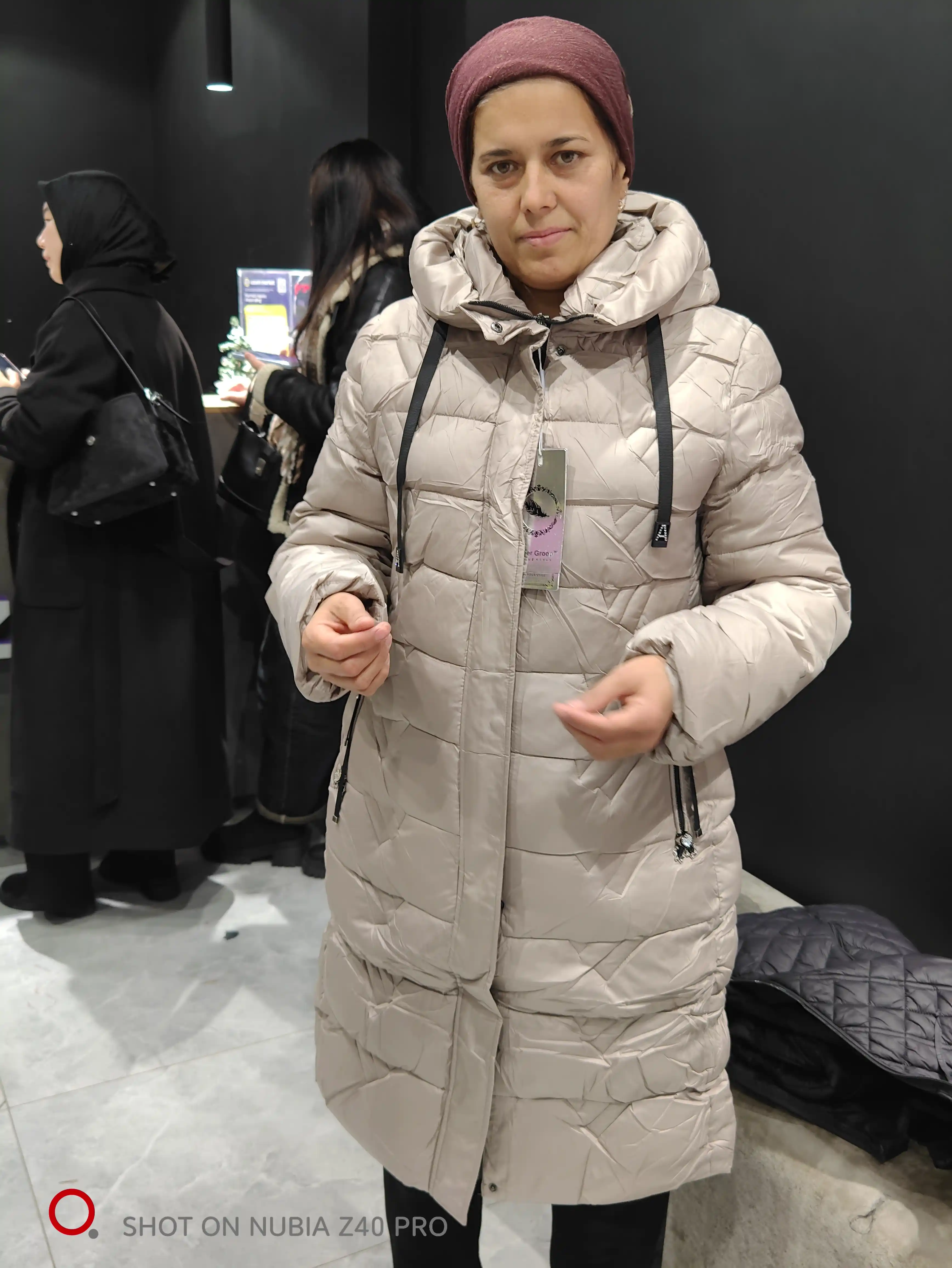 Qishki kurtka uzun kapyushonli