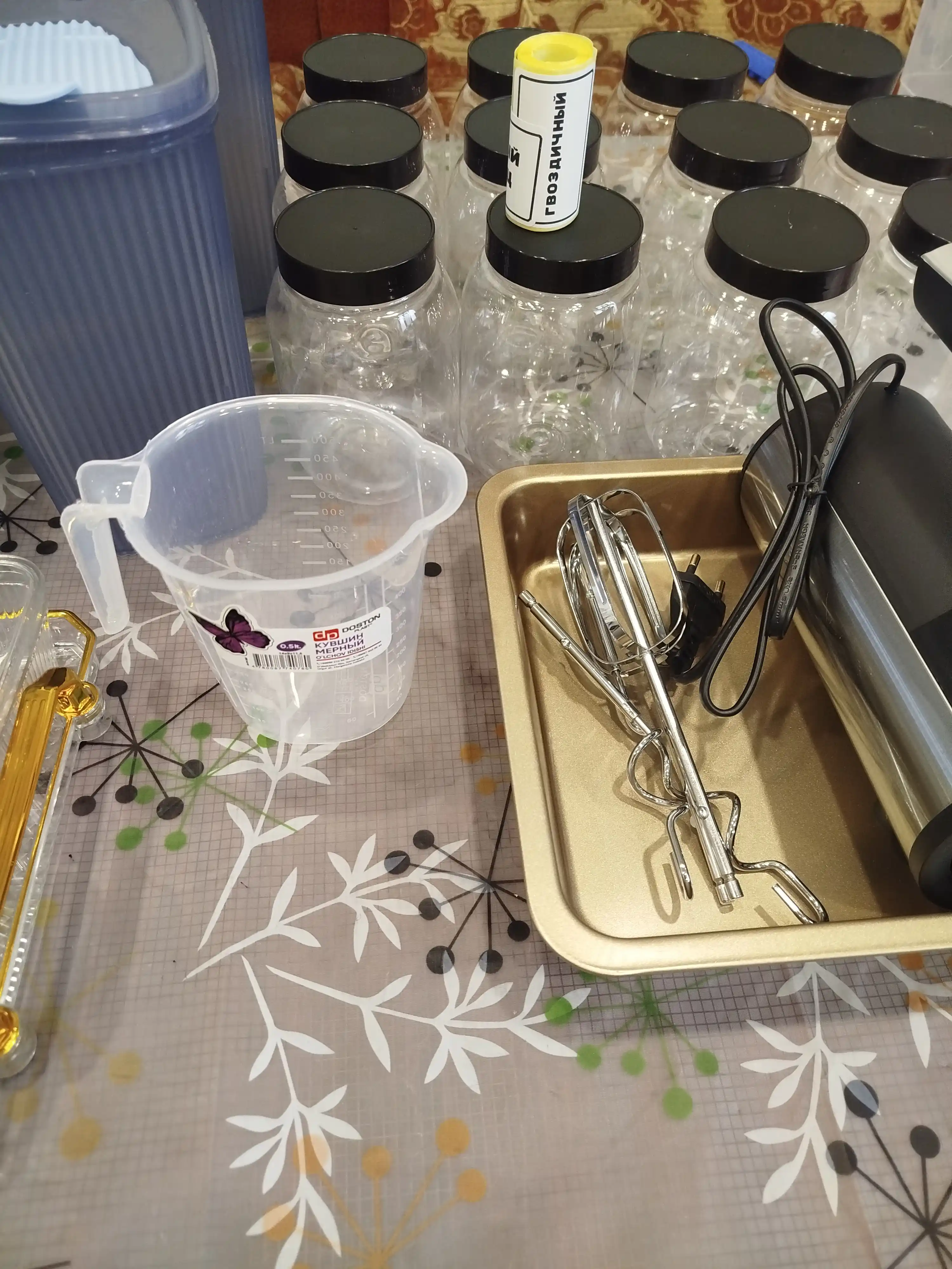 Plastik o‘lchov idishi, stakan, krujka