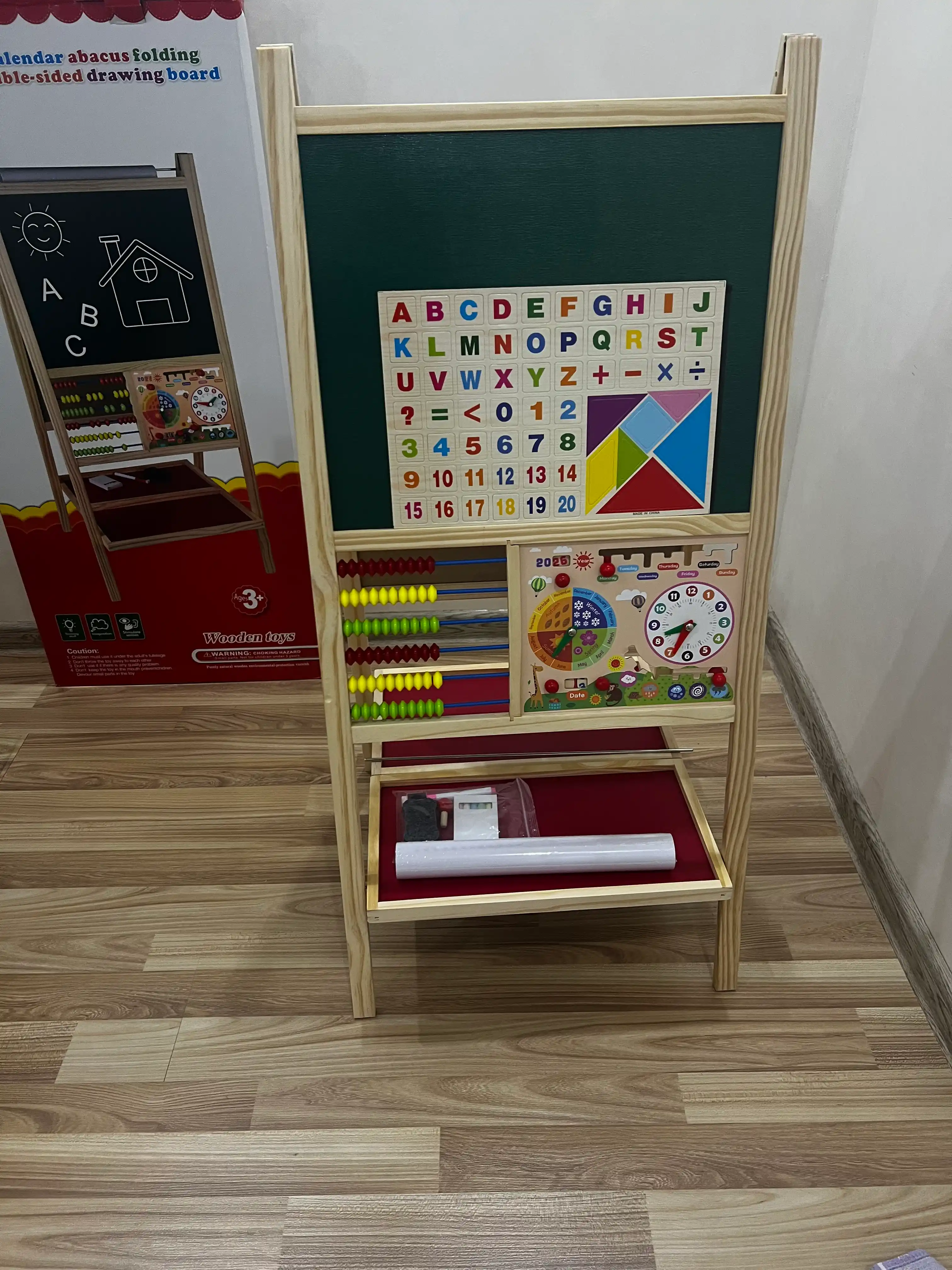 Bolalar molberti, bo'r va marker bilan, chizish uchun magnit doska