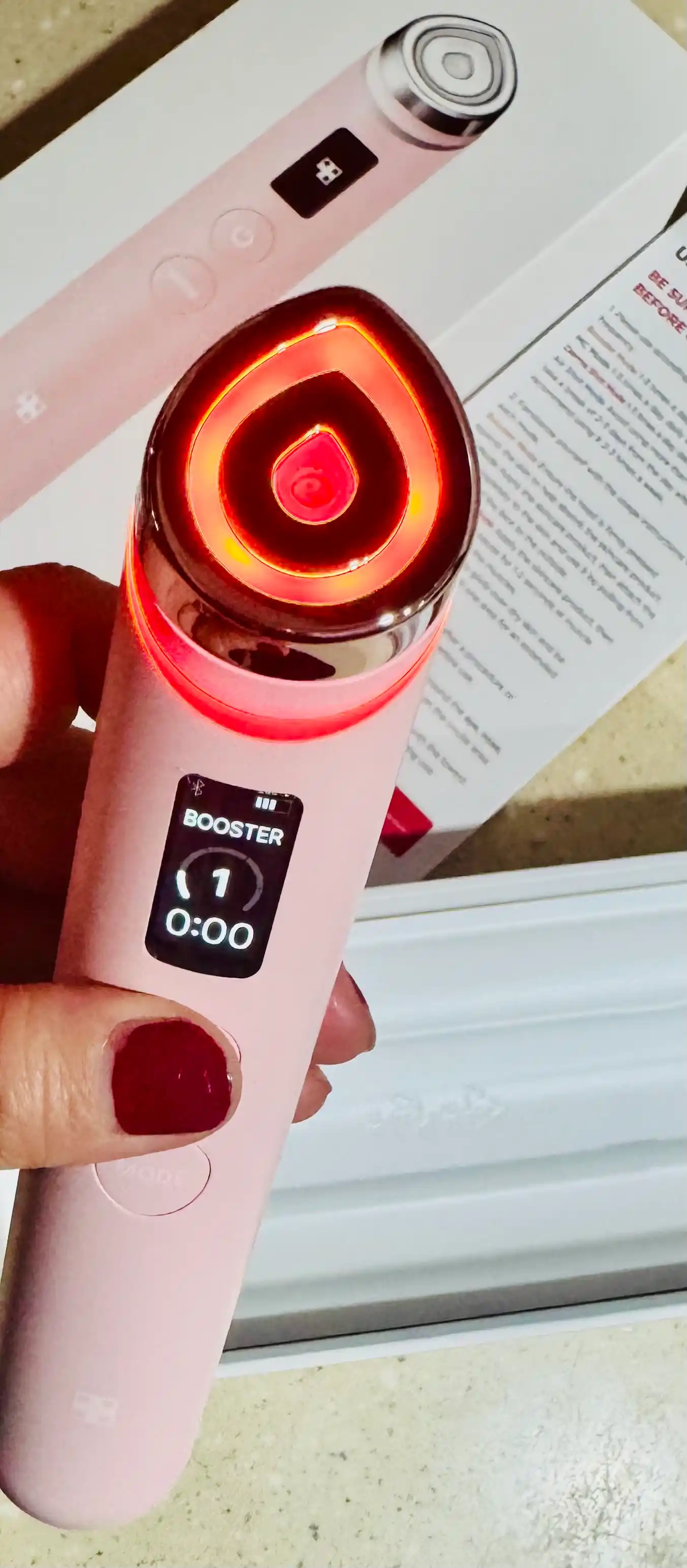 Uy sharoitida professional teri parvarish qurilmasi Medicube Age-R Booster Pro