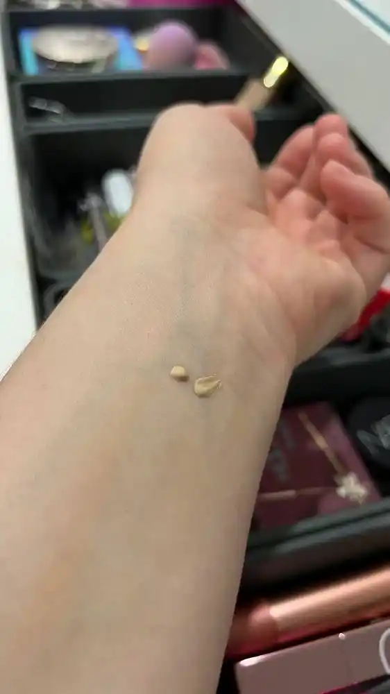 Normal va quruq teri uchun Revlon ColorStay 24h namlantiruvchi tonal kremi, 30 ml
