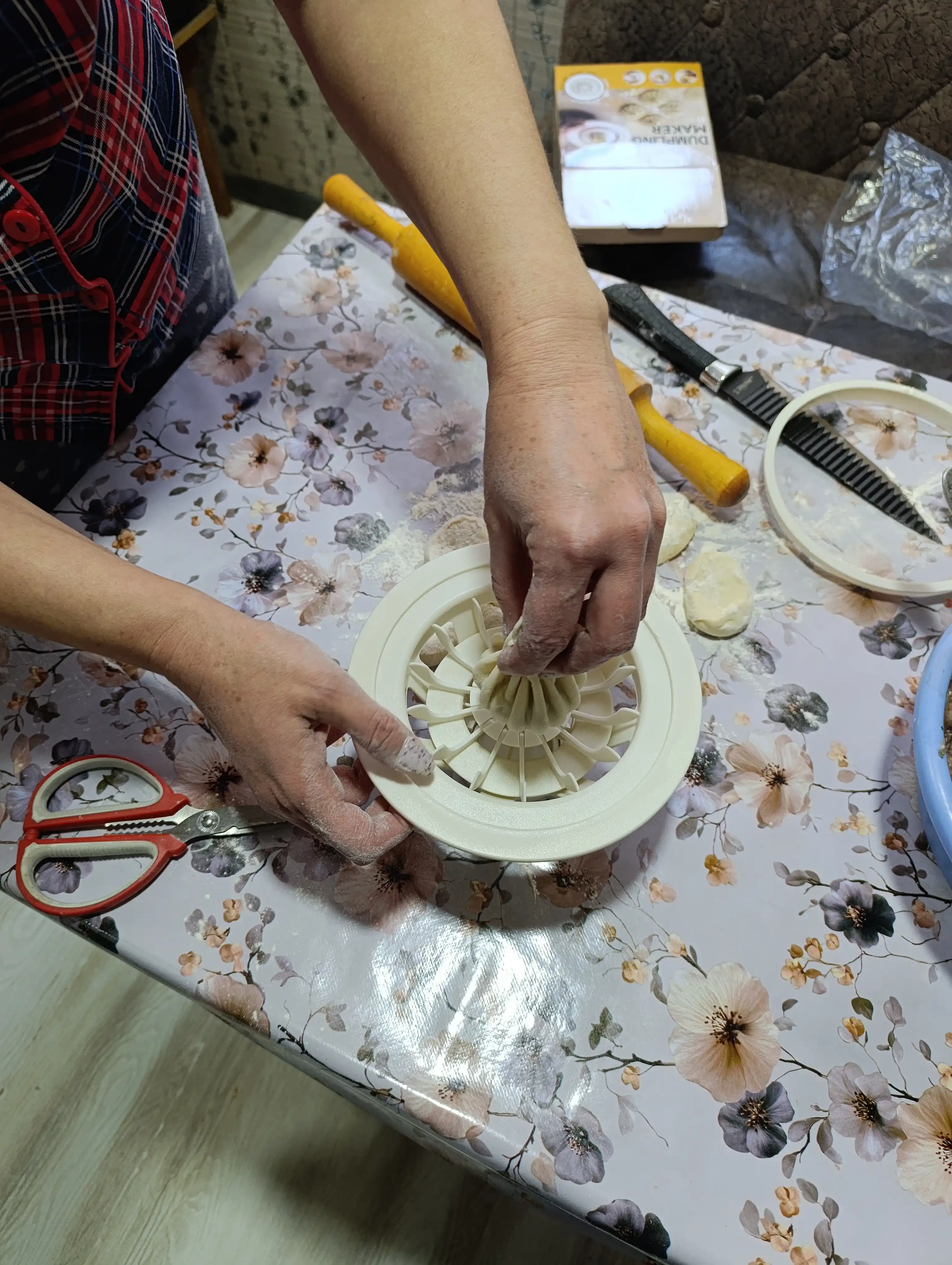 Хинкальница ручная для формовки, хинкали, манты, + вырубка для теста