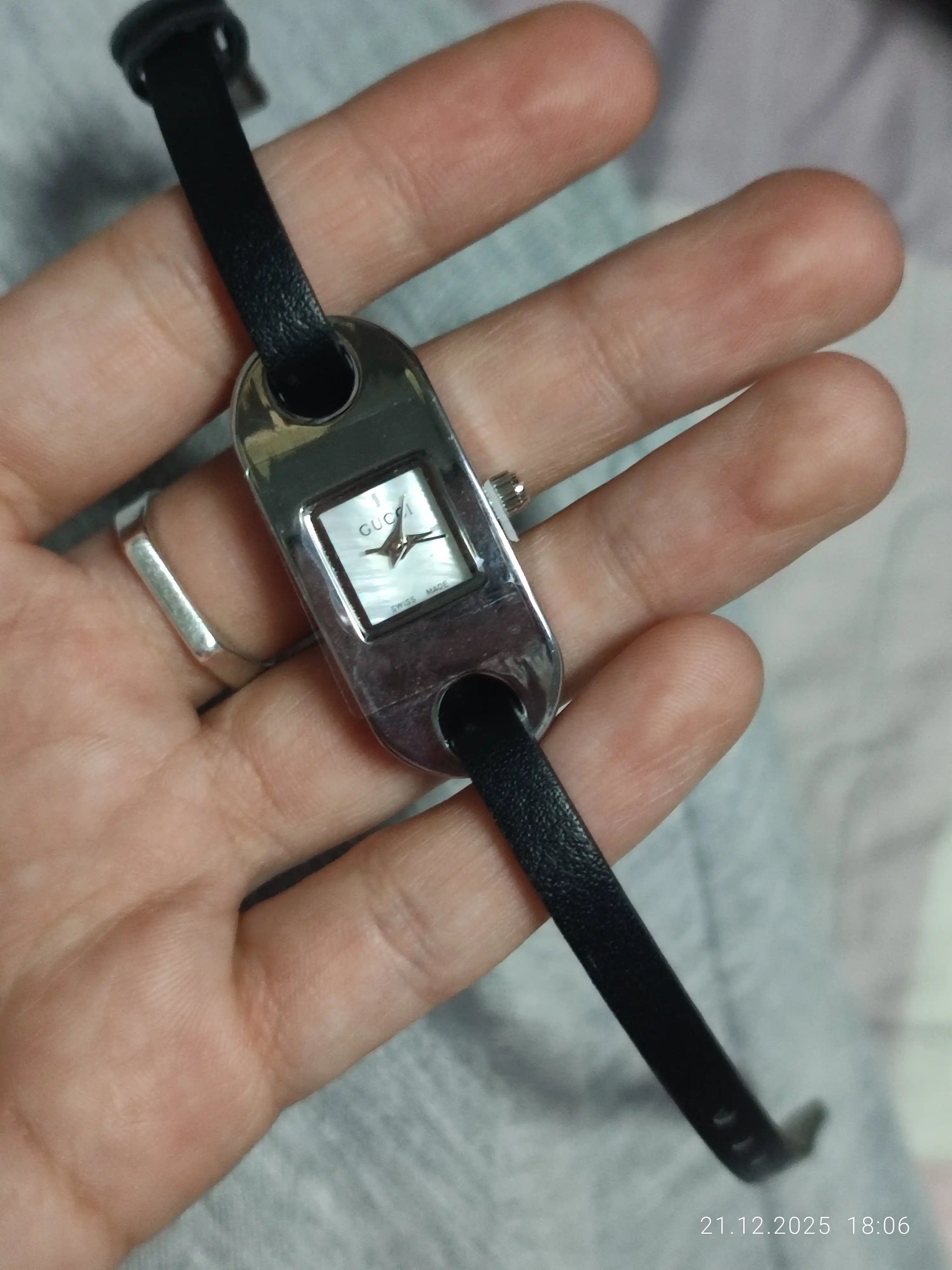 Ayollar va qizlar qo‘l soati, Gucci dizayni bilan