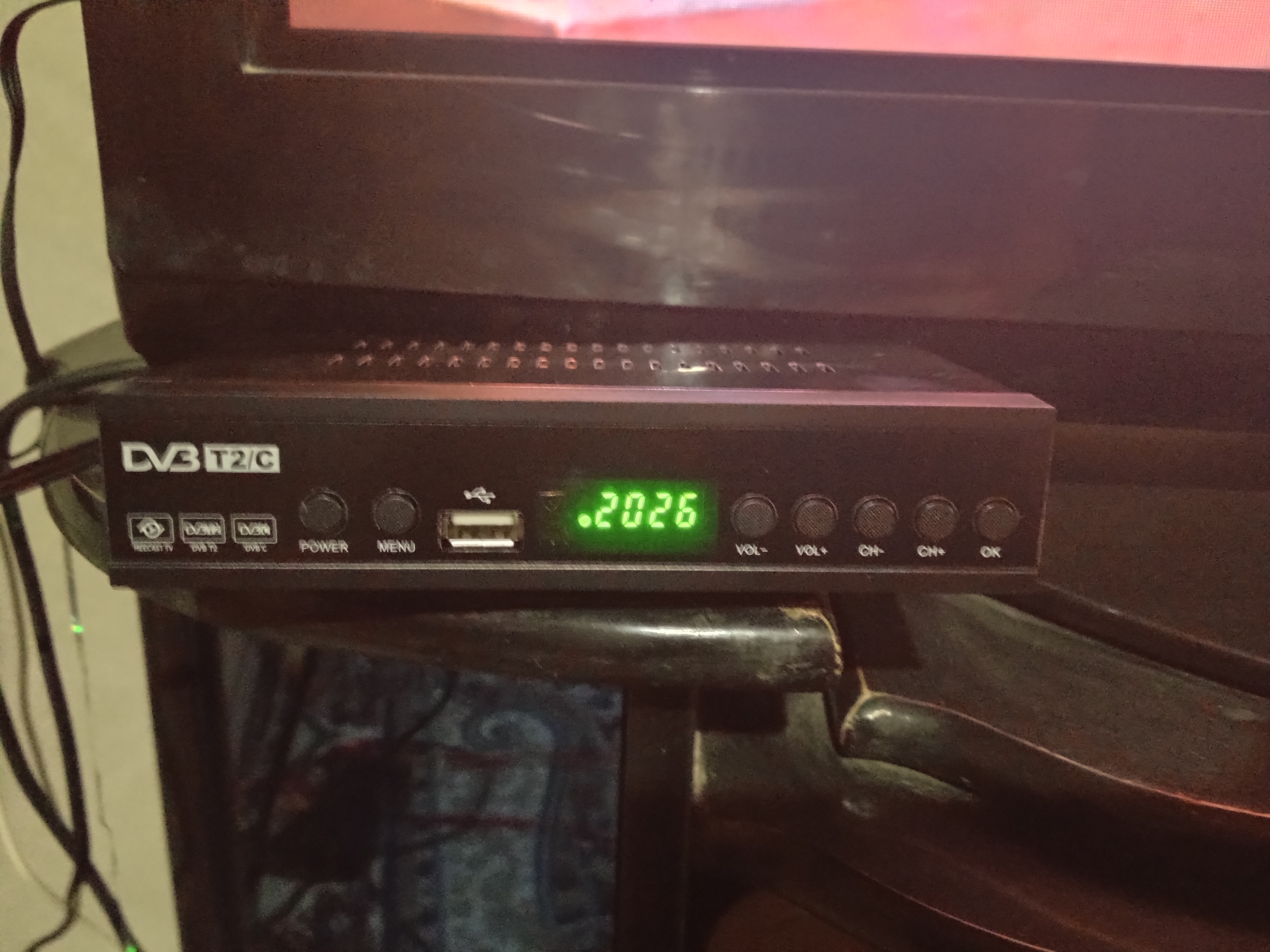 Raqamli TV tyuner DVB-T2, 20+ kanal, HD sifat, pult bilan