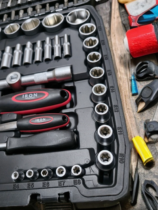 IRON 125 PCS asboblar to‘plami - professional bosh va kalitlar to‘plami