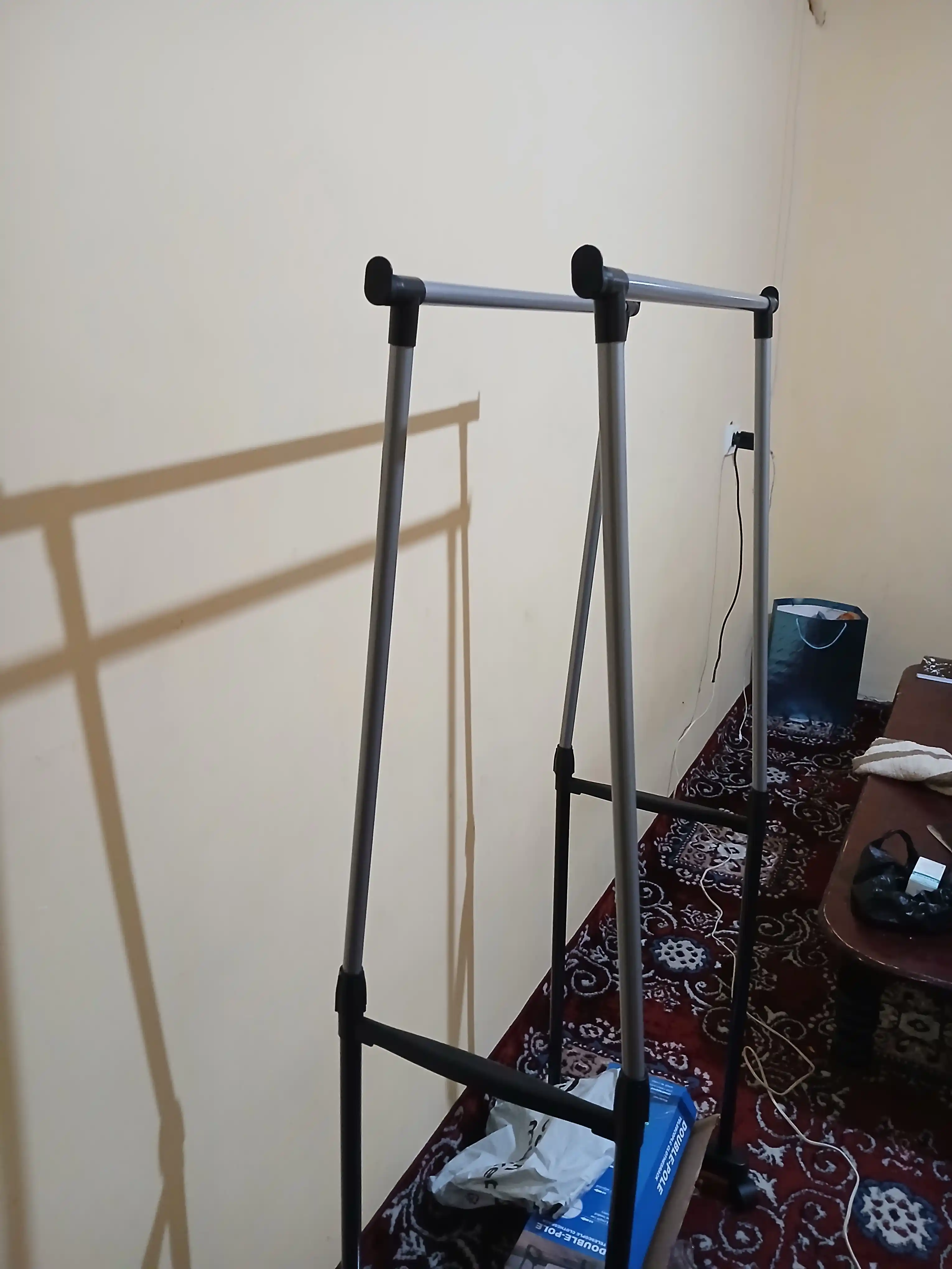 Kiyim ilgich zanglamaydigan temirli, g'ildirakli, oyoq kiyimlar uchun javon bilan, 2 qavat