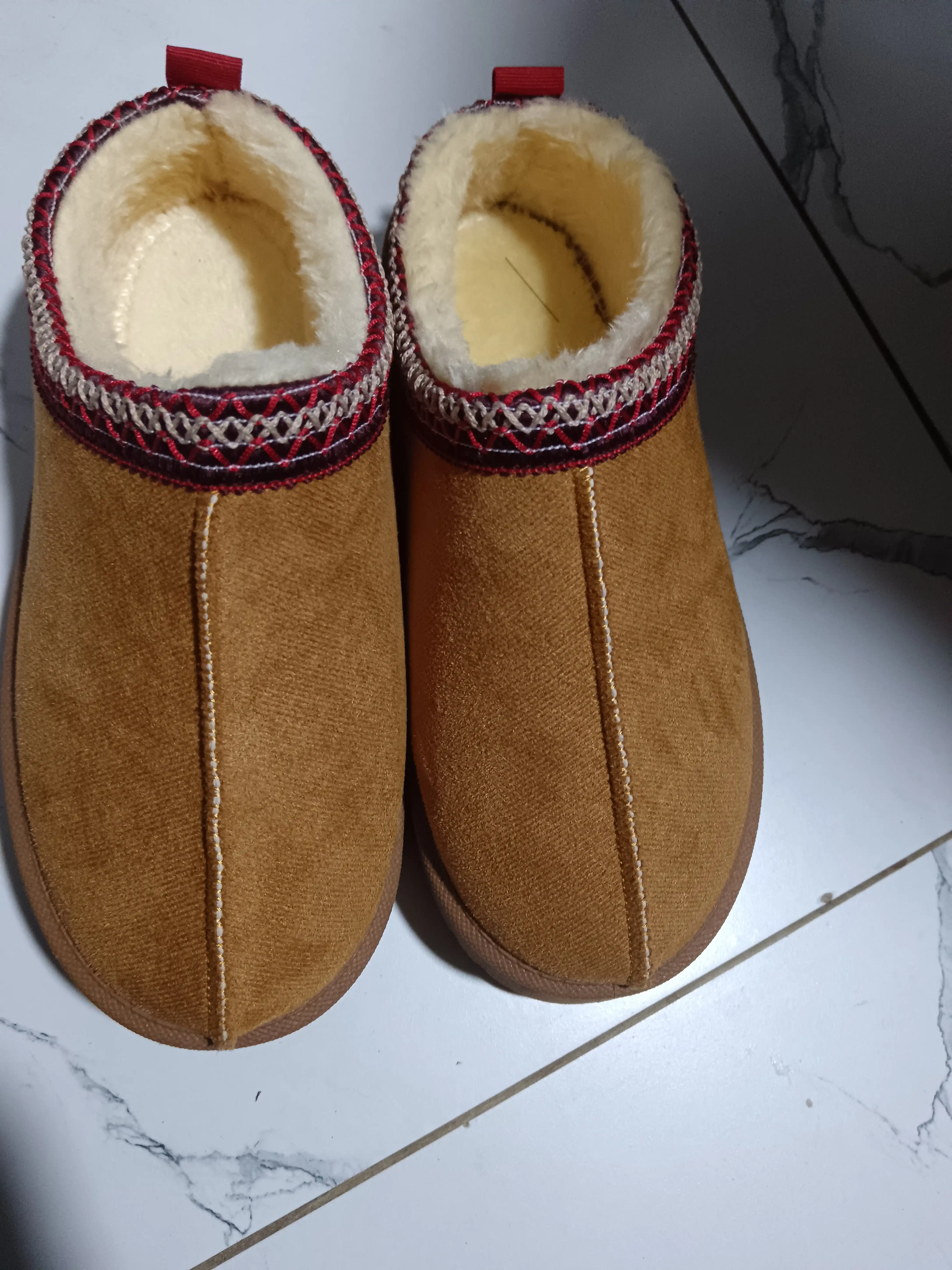 Mo'ynali astarli ayollar uchun kalta Ugg etiklari. 1 o'lcham kichik