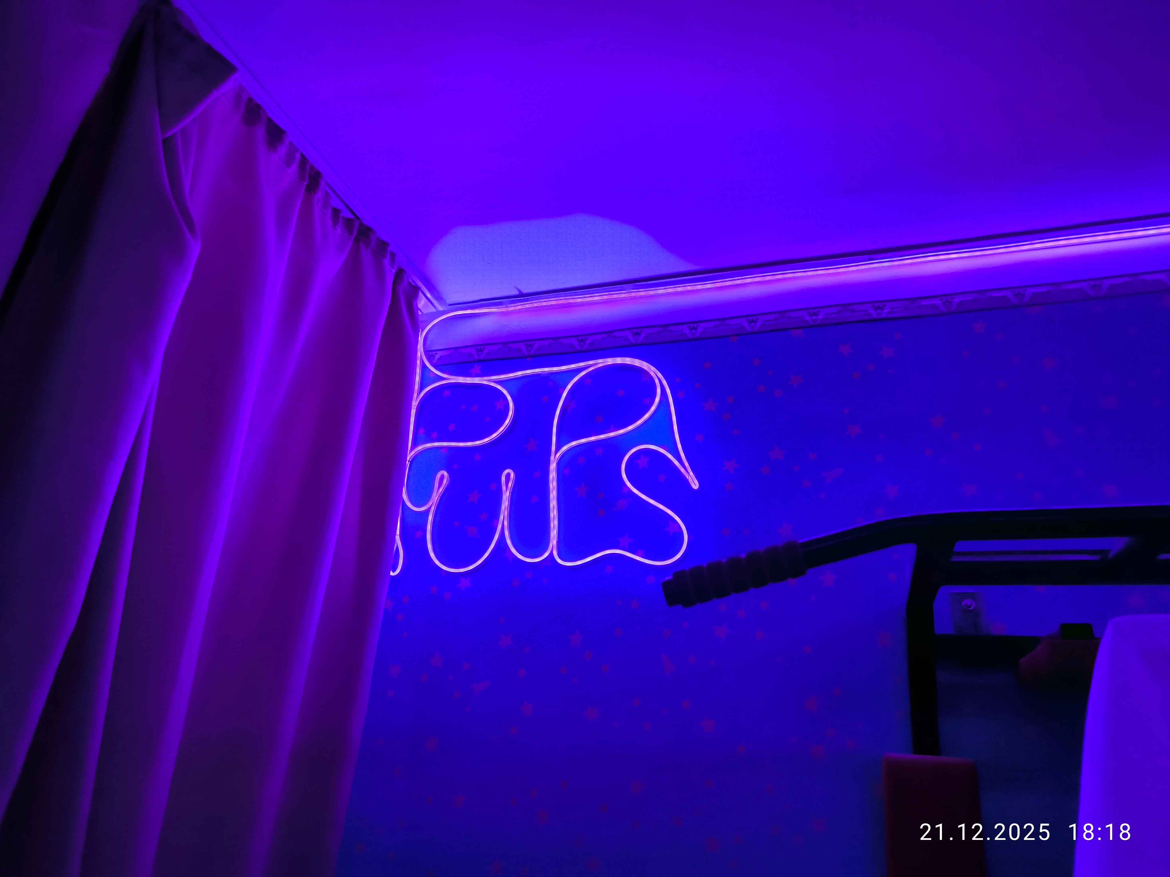 Egiluvchan neon LED tasmasi, RGB LED pulti, tovushga rangli reaksiya