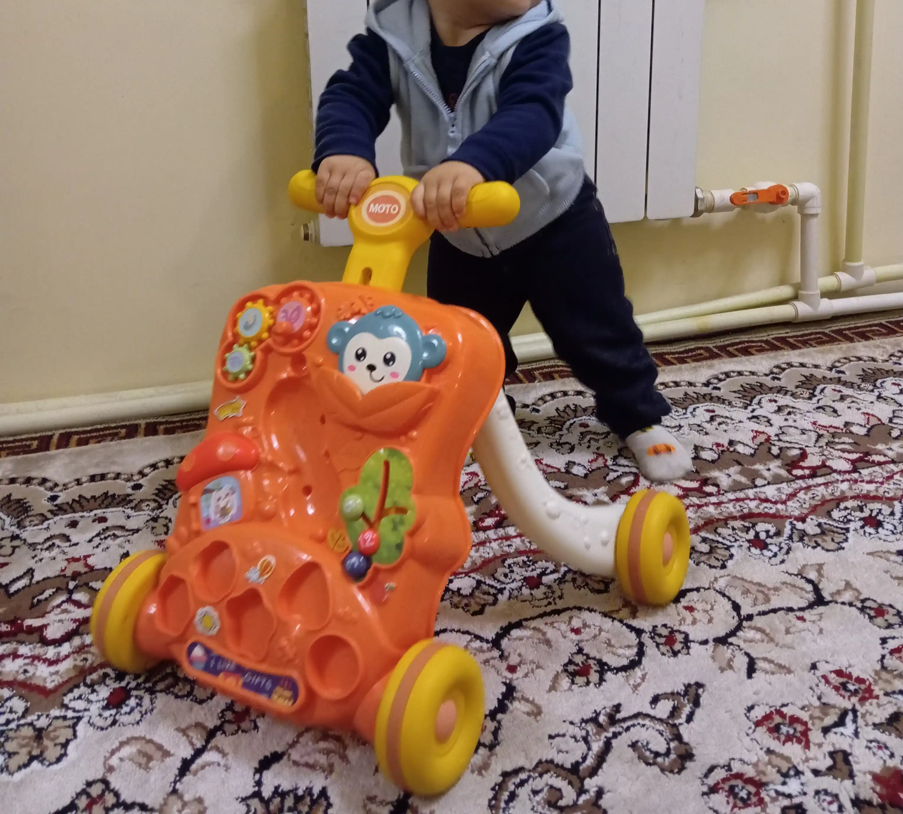Bolalar uchun FIDGO 5 tasi 1 da xodunok-katalka, rivojlantiruvchi stol va tolokar