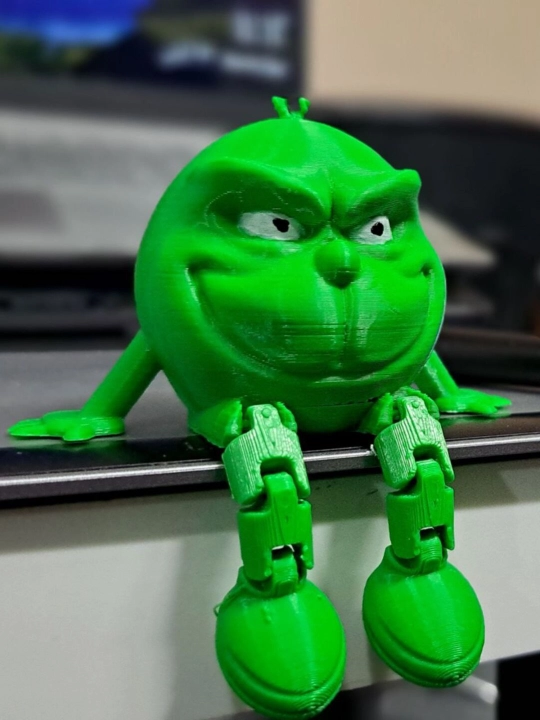 Grinch - bu harakatlanuvchi oyoqlari bo'lgan Rojdestvo o'yinchog'i - 