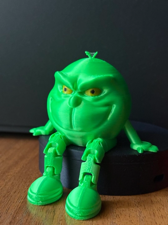 Grinch - bu harakatlanuvchi oyoqlari bo'lgan Rojdestvo o'yinchog'i