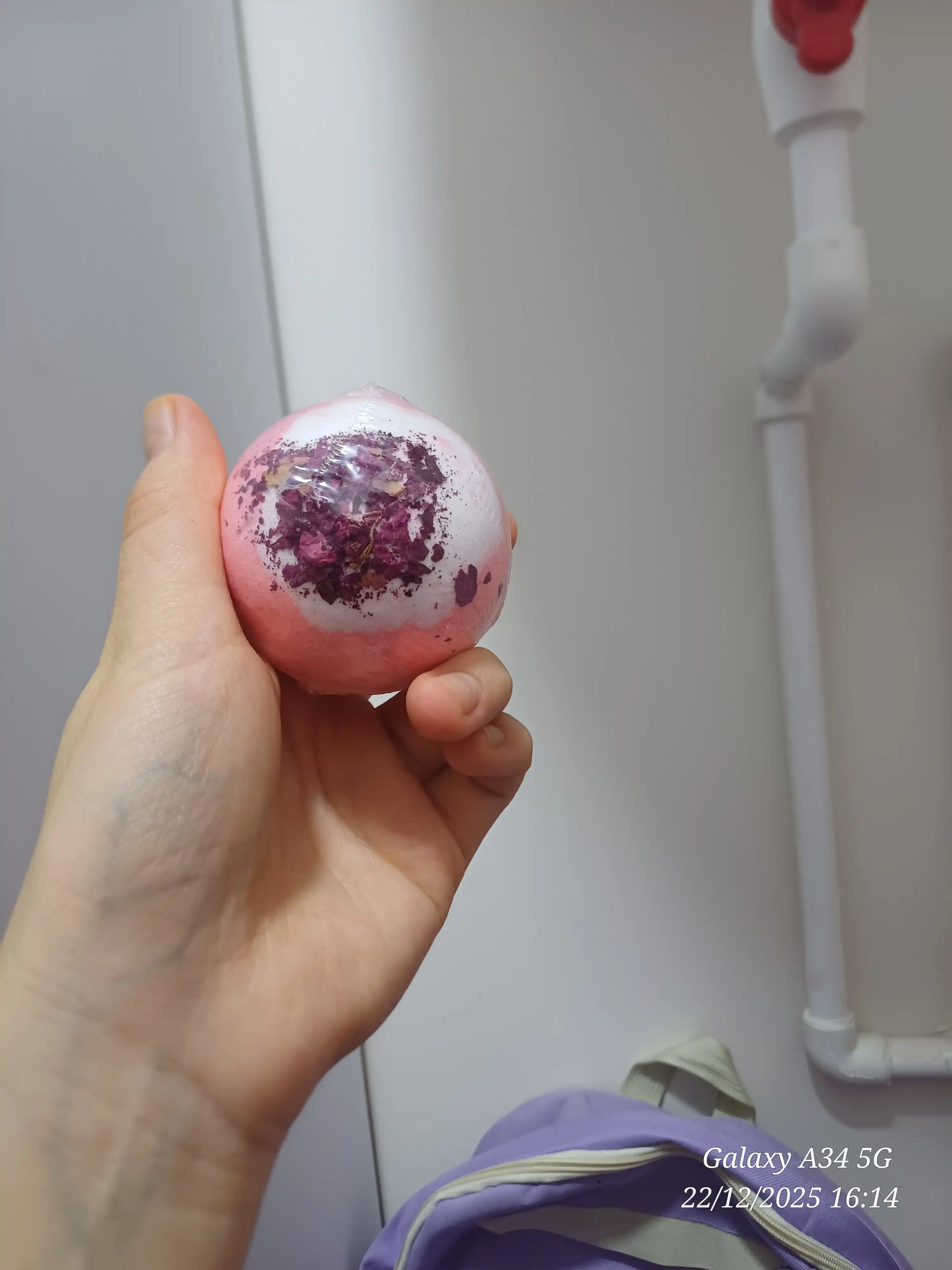 Tabiiy atirgul yaproqlari bilan vannaga mo‘ljallangan bombalar