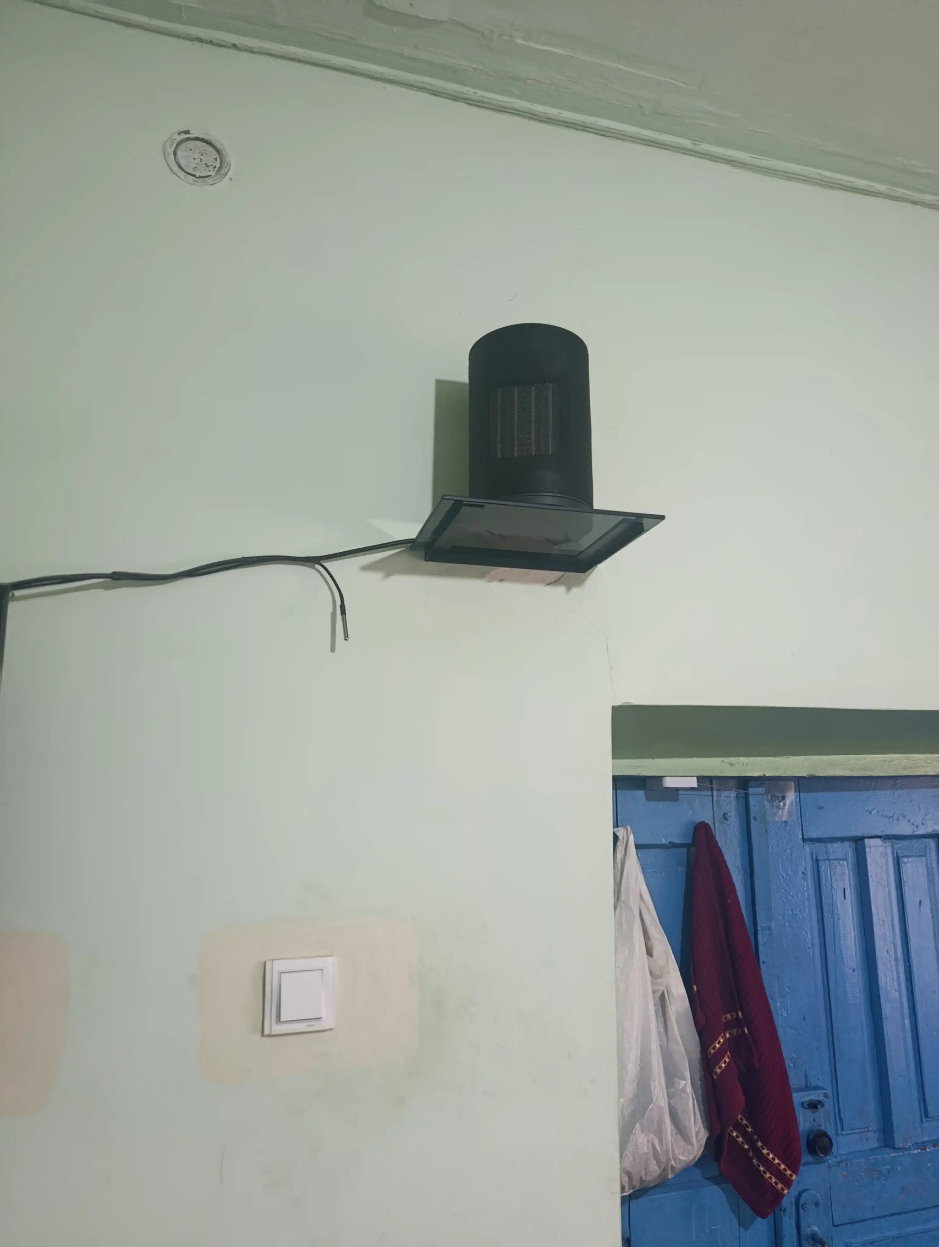 Shisha devor tokchasi, televizor va router uchun taglik