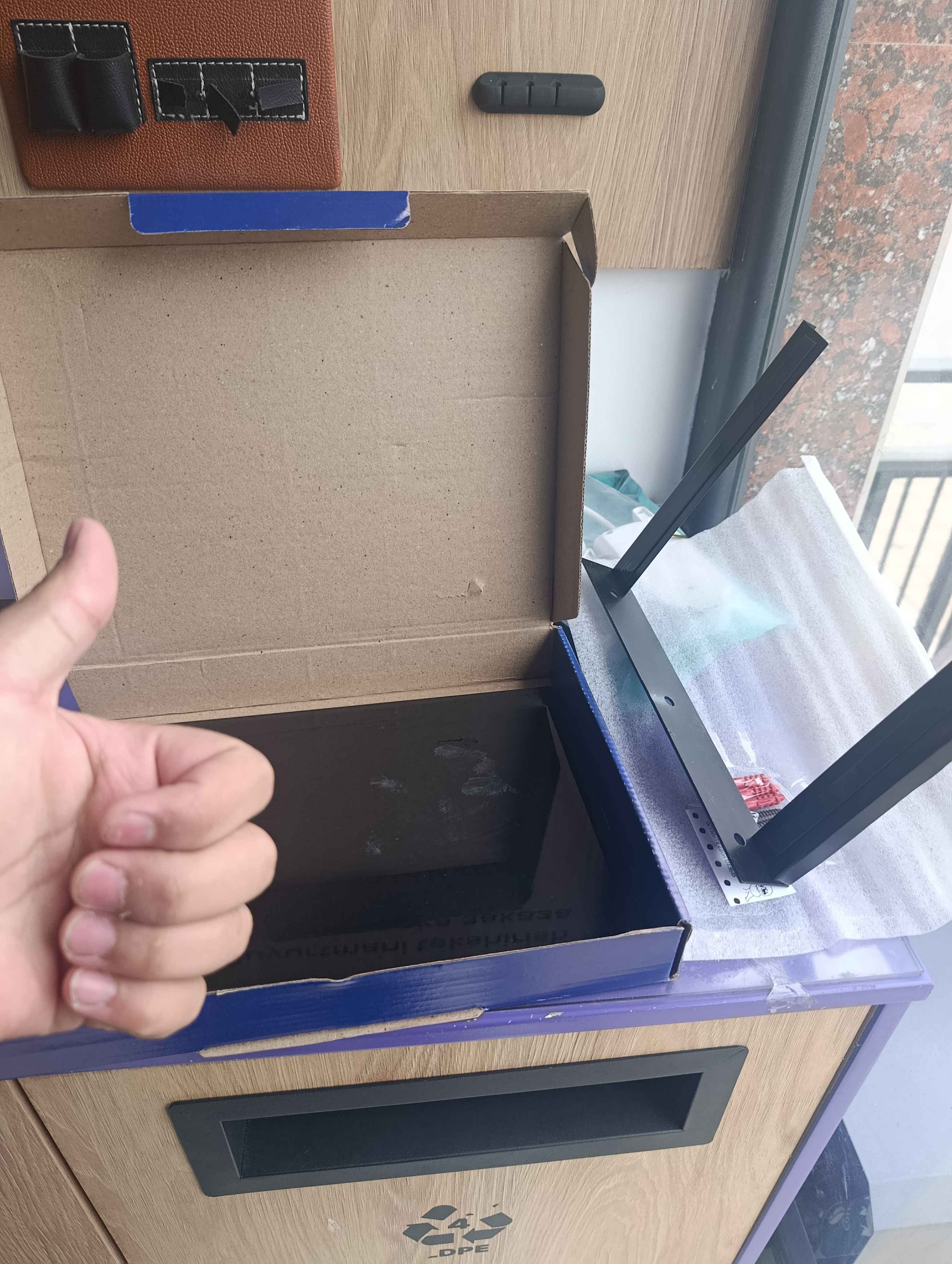 Shisha devor tokchasi, televizor va router uchun taglik