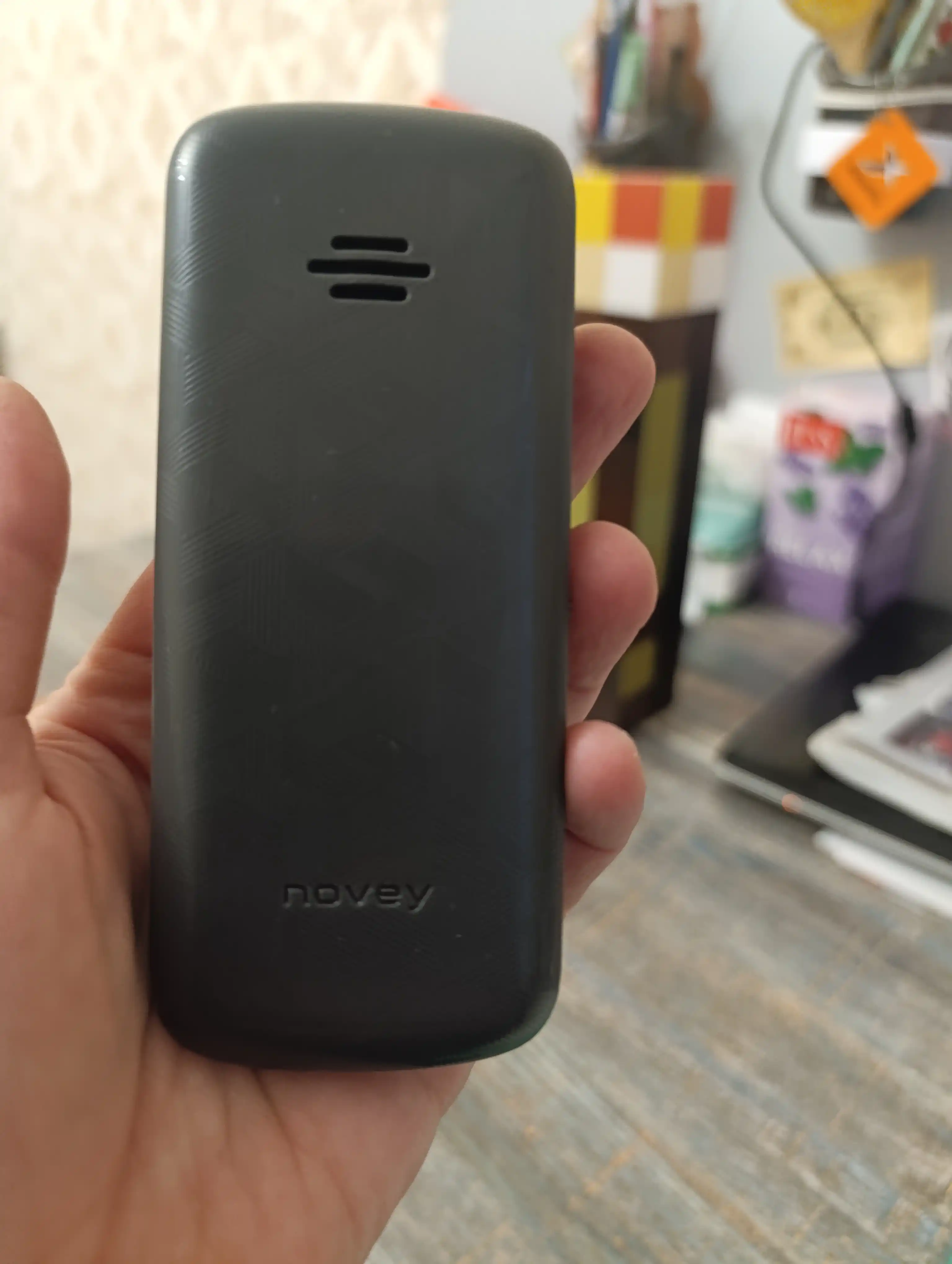 Novey 106 knopkali telefon, kamerasiz, 1 SIM, 4 rang