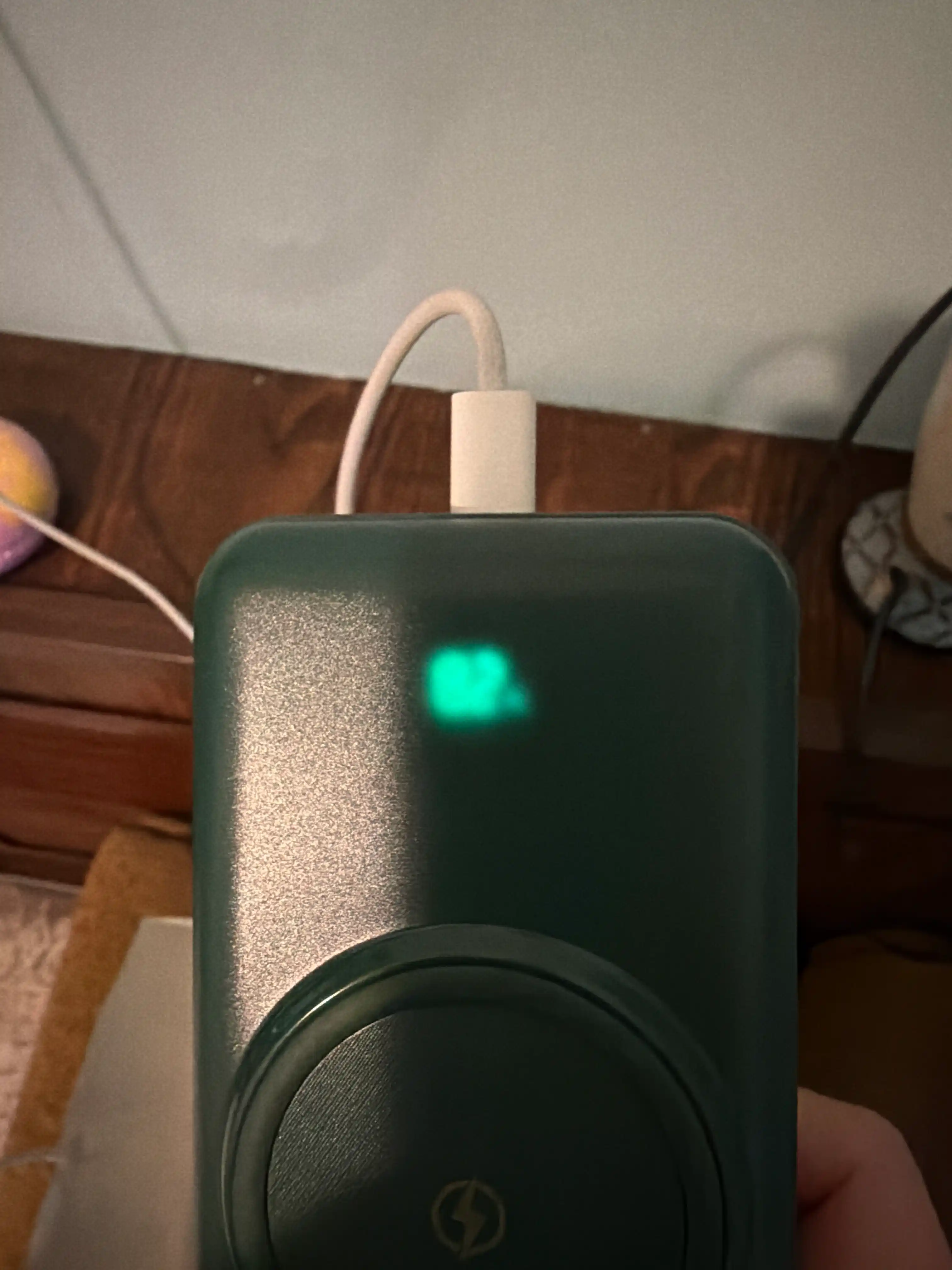 Simsiz zaryadlovchi power bank, zamonaviy dizayn, 4 ta kabel bilan
