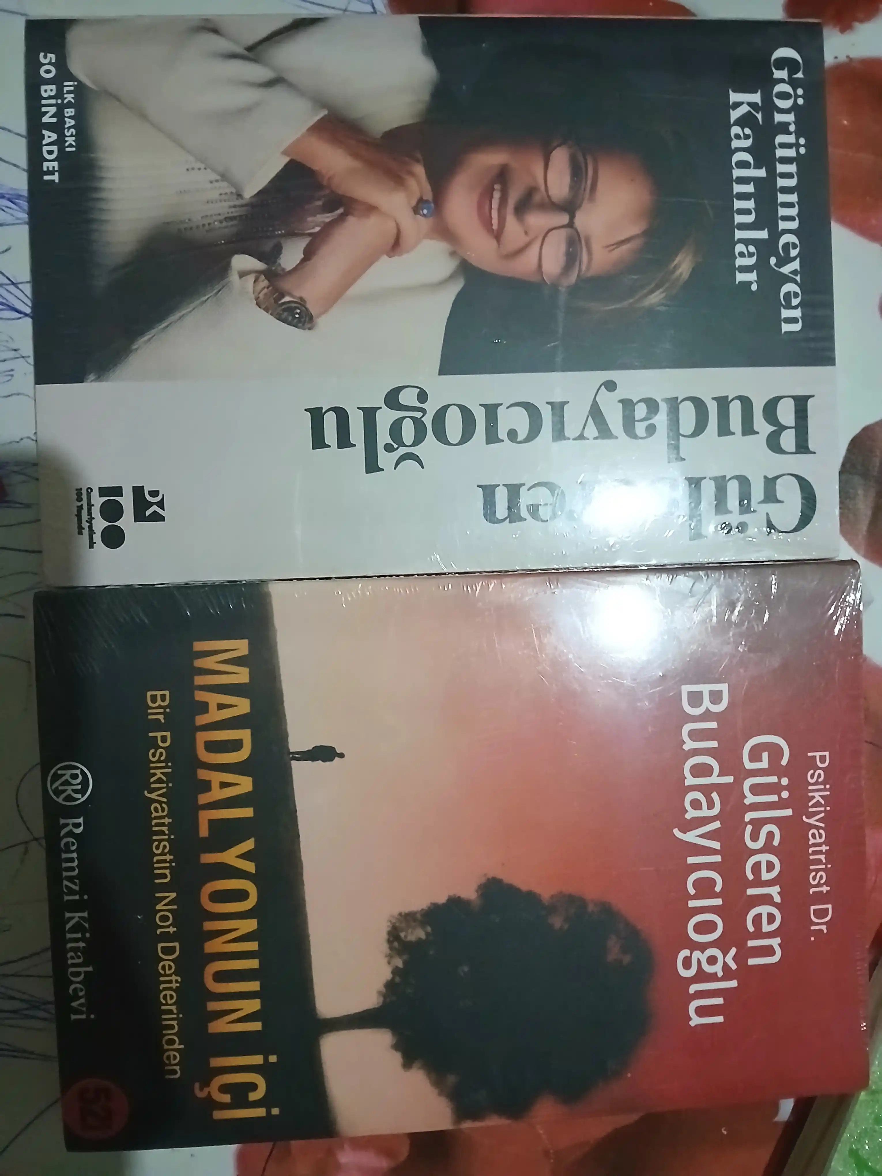 Gulseren Budayiciog'lu - "Madalyonun ici"