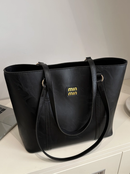 Ayollar uchun ZARMINA Classic tote sumkasi, eko-charm, qora, keng