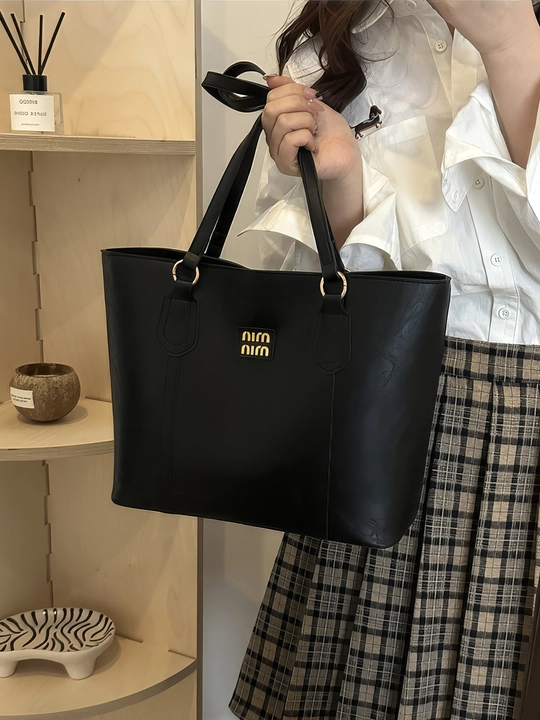 Ayollar uchun ZARMINA Classic tote sumkasi, eko-charm, qora, keng