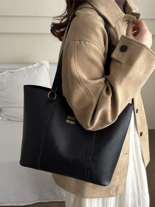 Ayollar uchun ZARMINA Classic tote sumkasi, eko-charm, qora, keng
