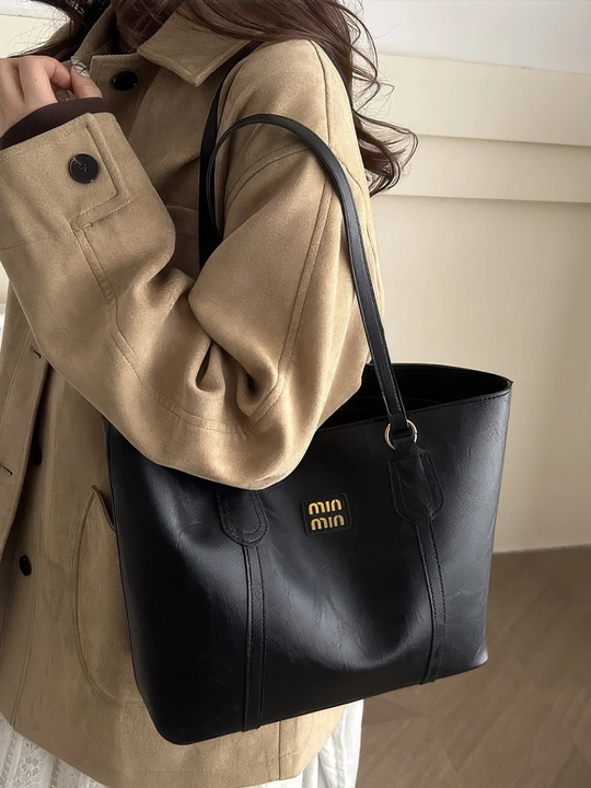 Ayollar uchun ZARMINA Classic tote sumkasi, eko-charm, qora, keng