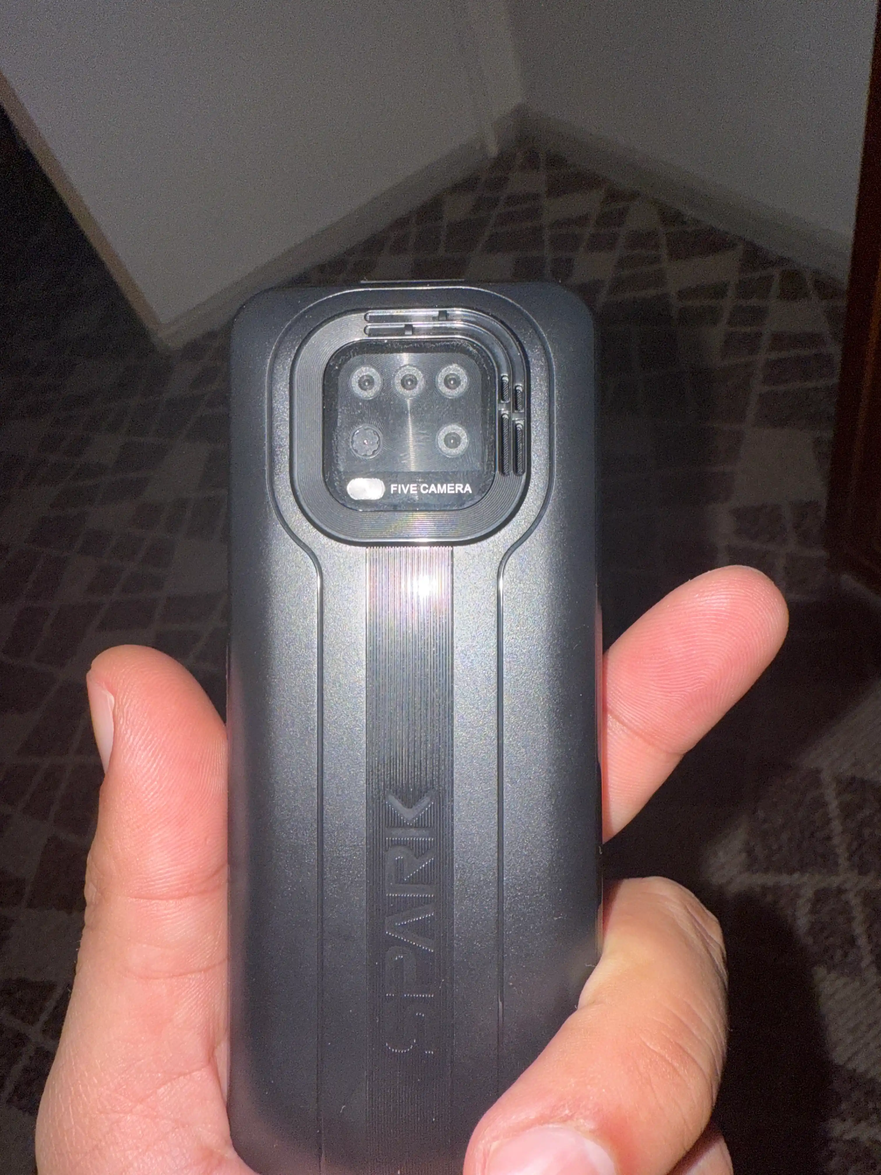 Tugmali telefon U-FM Mobile U221, IMEI kartaning 3 sim raqami ro‘yxatdan o‘tkazilgan, FM radio, 1800 mAh + zaryadka